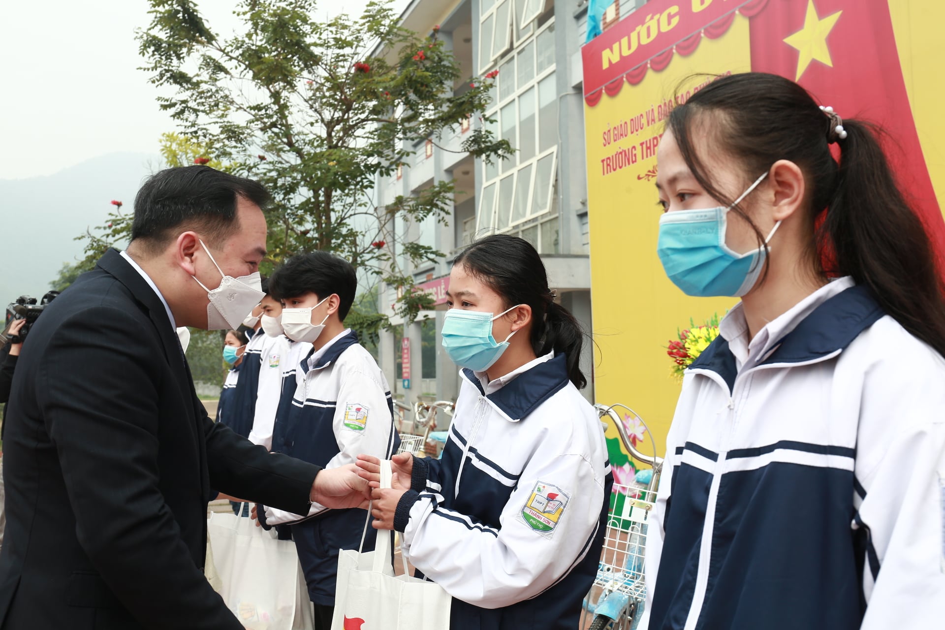 Đồng chí Hồ Xuân Trường, Phó Bí thư Đảng uỷ Khối Doanh nghiệp Trung ương trao tặng quà cho các em học sinh có hoàn cảnh khó khăn.