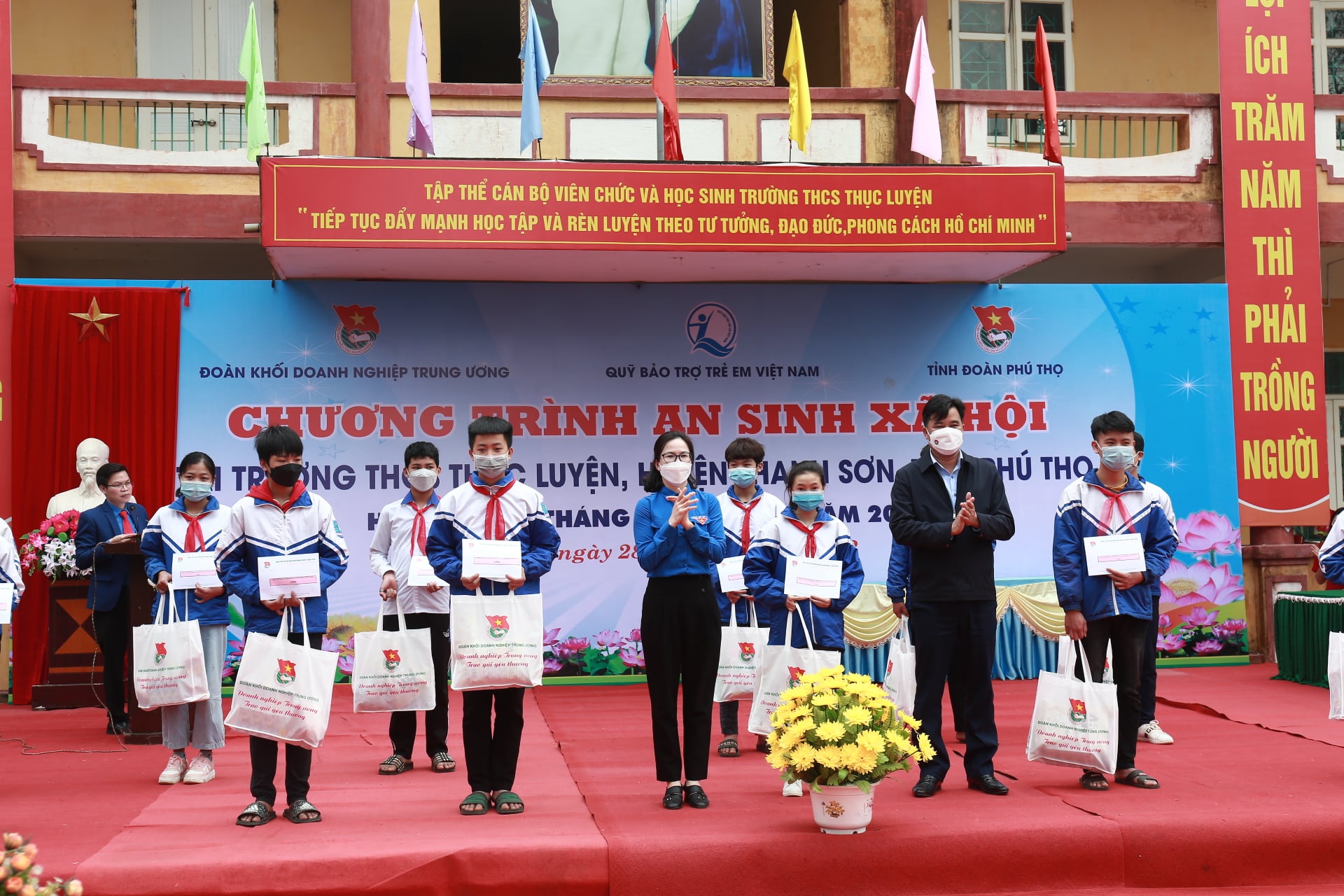 Đồng chí Hoàng Thị Minh Thu, Bí thư Đoàn Khối DNTW tặng quà, hỗ trợ kinh phí đỡ đầu “Gieo mầm yêu thương” cho 28 em học sinh nghèo vượt khó của nhà trường.