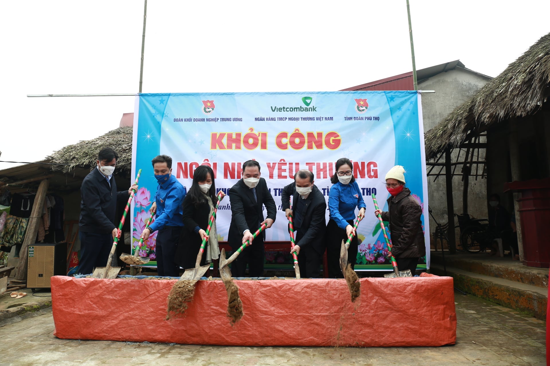 Các đồng chí lãnh đạo khởi công xây dựng 