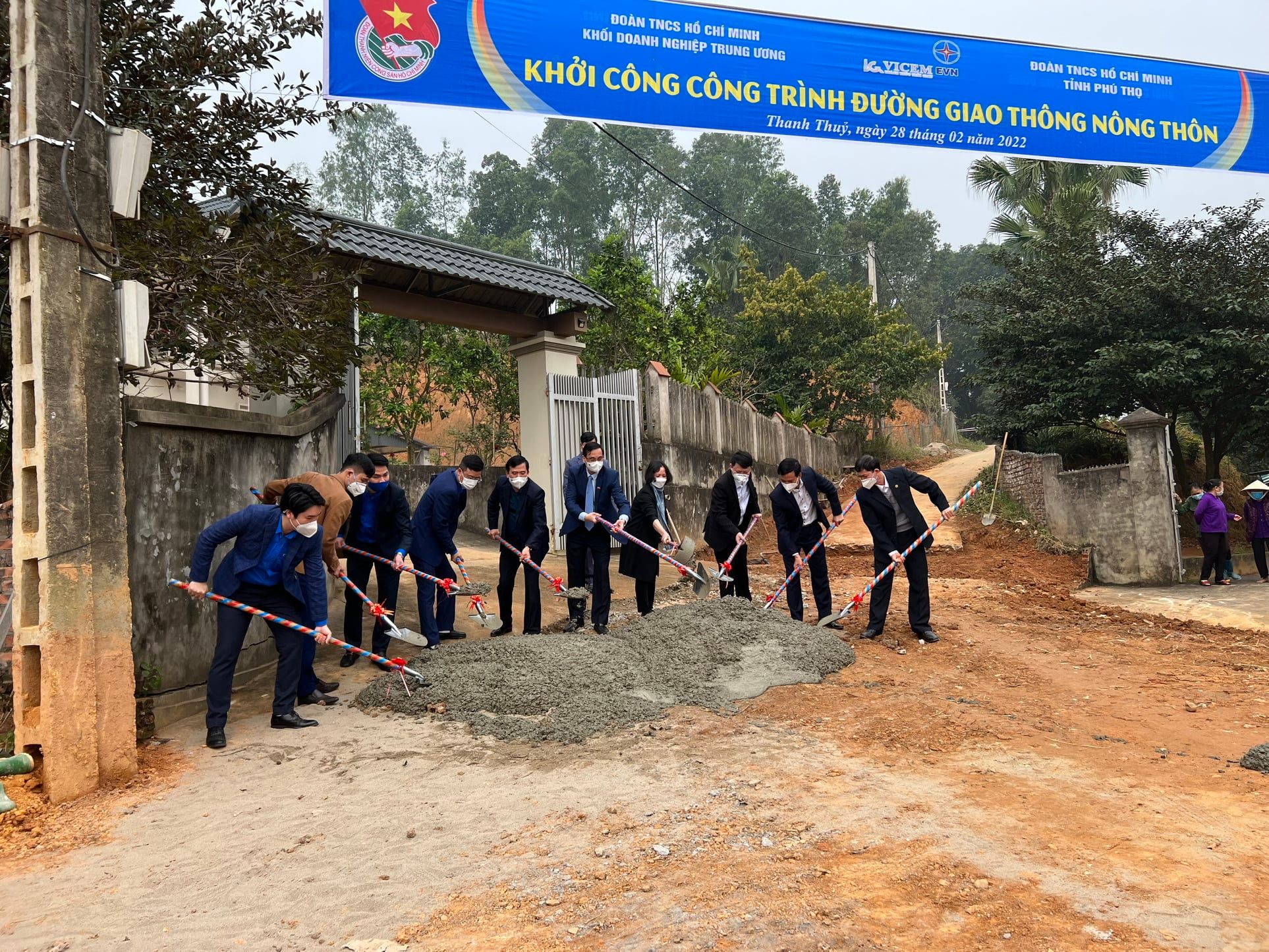 Đoàn hỗ trợ xây dựng Công trình Thanh niên: “Đường giao thông Nông thôn” tại xã Tân Phương trị giá 175 triệu đồng.