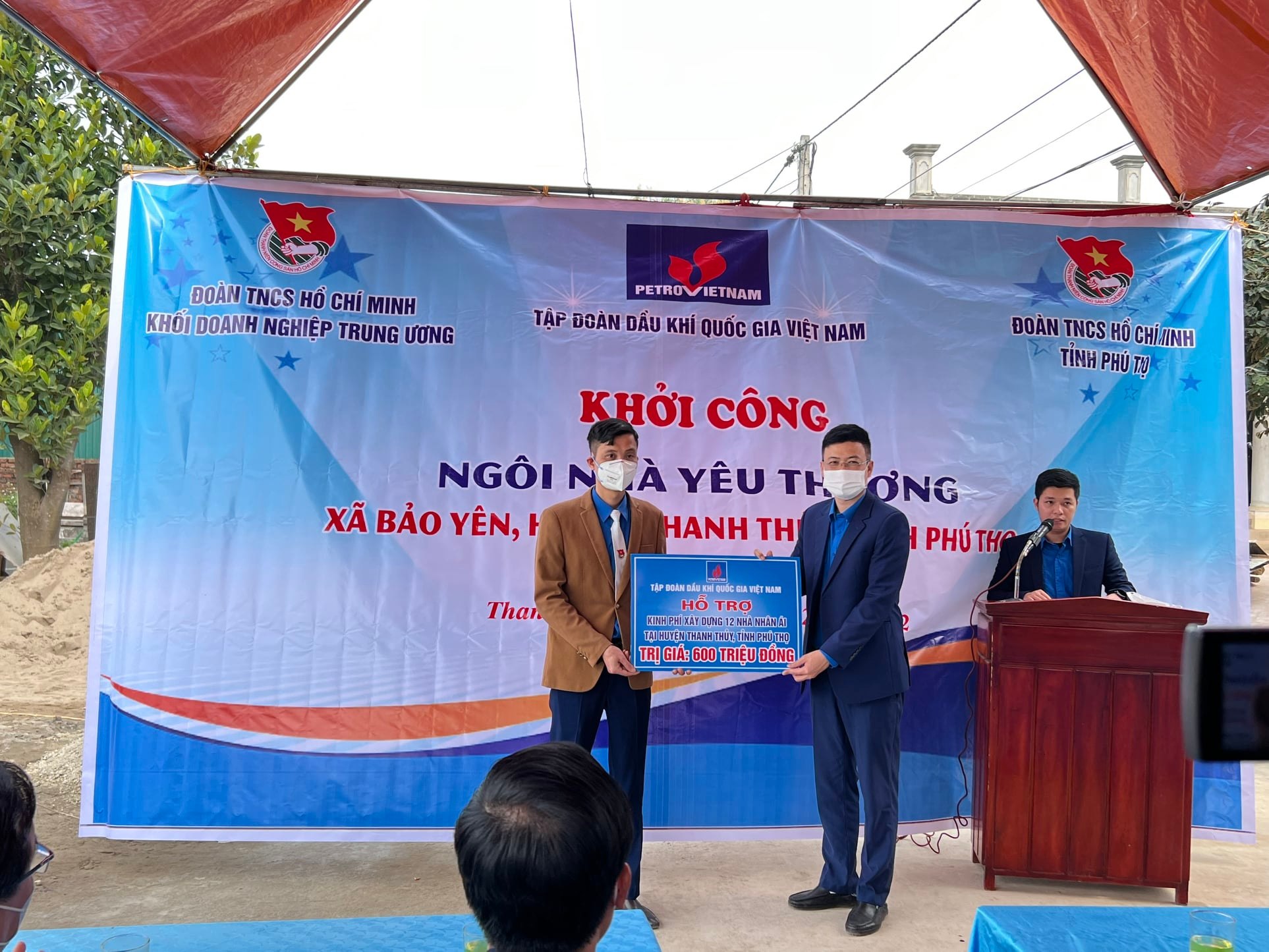 Đồng chí Nguyễn Văn Quyết, Phó Bí thư Đoàn Khối đại diện đoàn công tác trao biển hỗ trợ kinh phí xây dựng 12 nhà nhân ái tại huyện Thanh Thuỷ, trị giá 600 triệu đồng (Kinh phí do Tập Đoàn Dầu khí Quốc gia Việt Nam hỗ trợ).