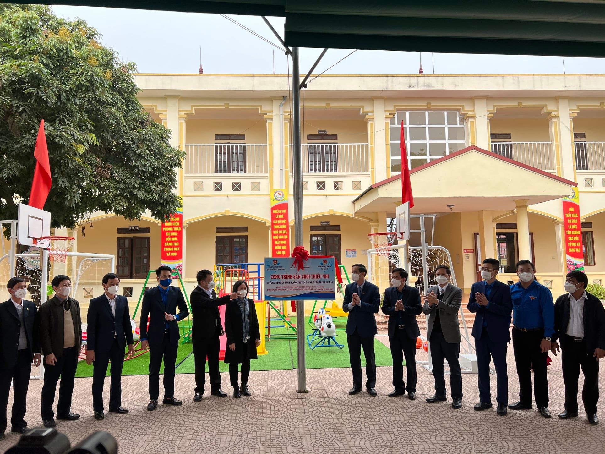 Khánh thành, bàn giao sân chơi thiếu nhi trị giá 100 triệu đồng cho trường tiểu học trên địa bàn tỉnh Phú Thọ (Kinh phí do Đoàn Mobifone hỗ trợ)