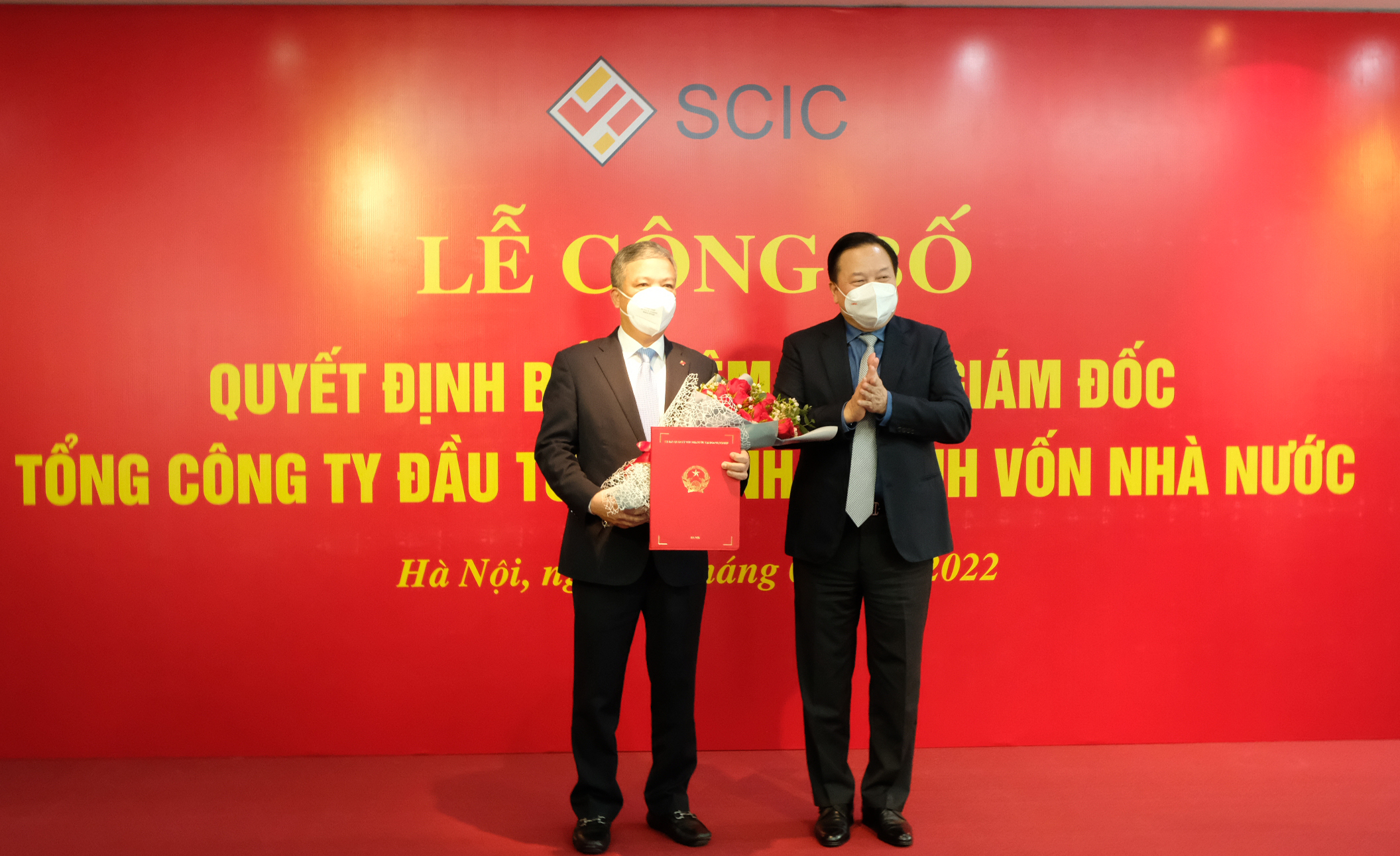 Đồng chí Nguyễn Hoàng Anh, Ủy viên BCH Trung ương Đảng, Chủ tịch UBQLVNN trao Quyết định của Thủ tướng Chính phủ về việc bổ nhiệm chức Tổng Giám đốc SCIC cho đồng chí Nguyễn Quốc Huy.