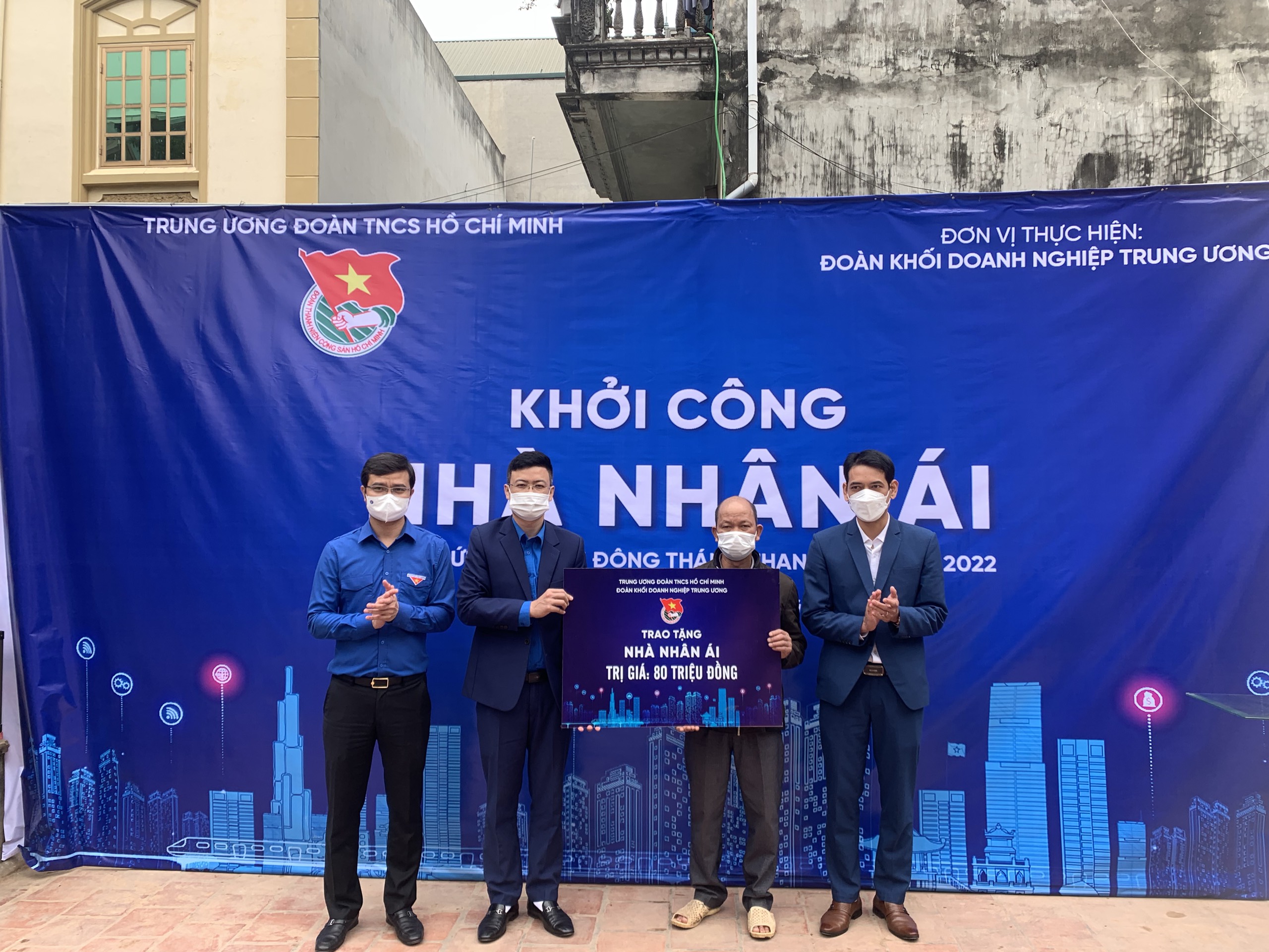 Đồng chí Bùi Quang Huy, Uỷ viên dự khuyết BCH Trung ương Đảng, Bí thư Thường trực Trung ương Đoàn và đồng chí Nguyễn Văn Quyết, Phó Bí thư thường trực Đoàn Khối Doanh nghiệp Trung ương trao biển tặng Nhà nhân ái trị giá 80 triệu đồng cho hộ gia đình ông Đặng Văn Sử.