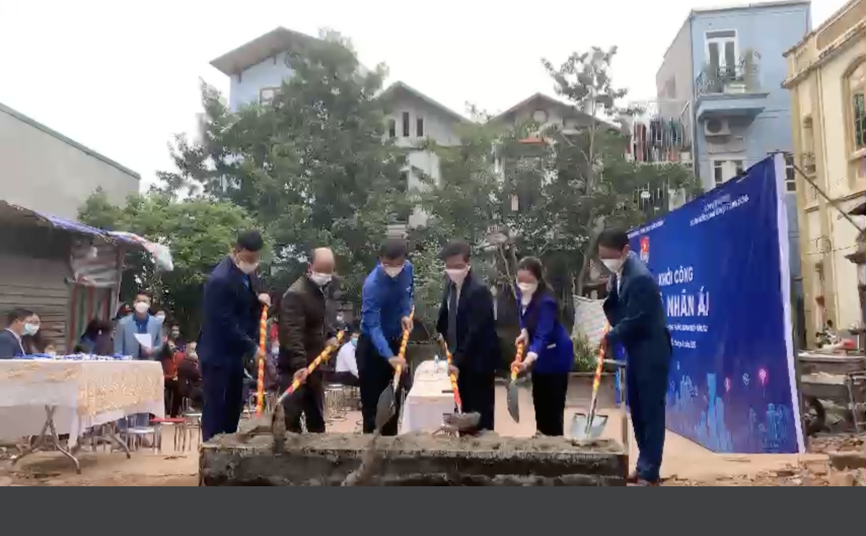 Đồng chí Bùi Quang Huy, Uỷ viên dự khuyết BCH Trung ương Đảng, Bí thư Thường trực Trung ương Đoàn và đồng chí Nguyễn Văn Quyết, Phó Bí thư thường trực Đoàn Khối Doanh nghiệp Trung ương đã hỗ trợ khởi công Nhà Nhân ái cho gia đình ông Đặng Văn Sử - hộ gia đình có hoàn cảnh khó khăn Tổ dân phố 2 Tiền Huân, phường Viên Sơn, Thị xã Sơn Tây.