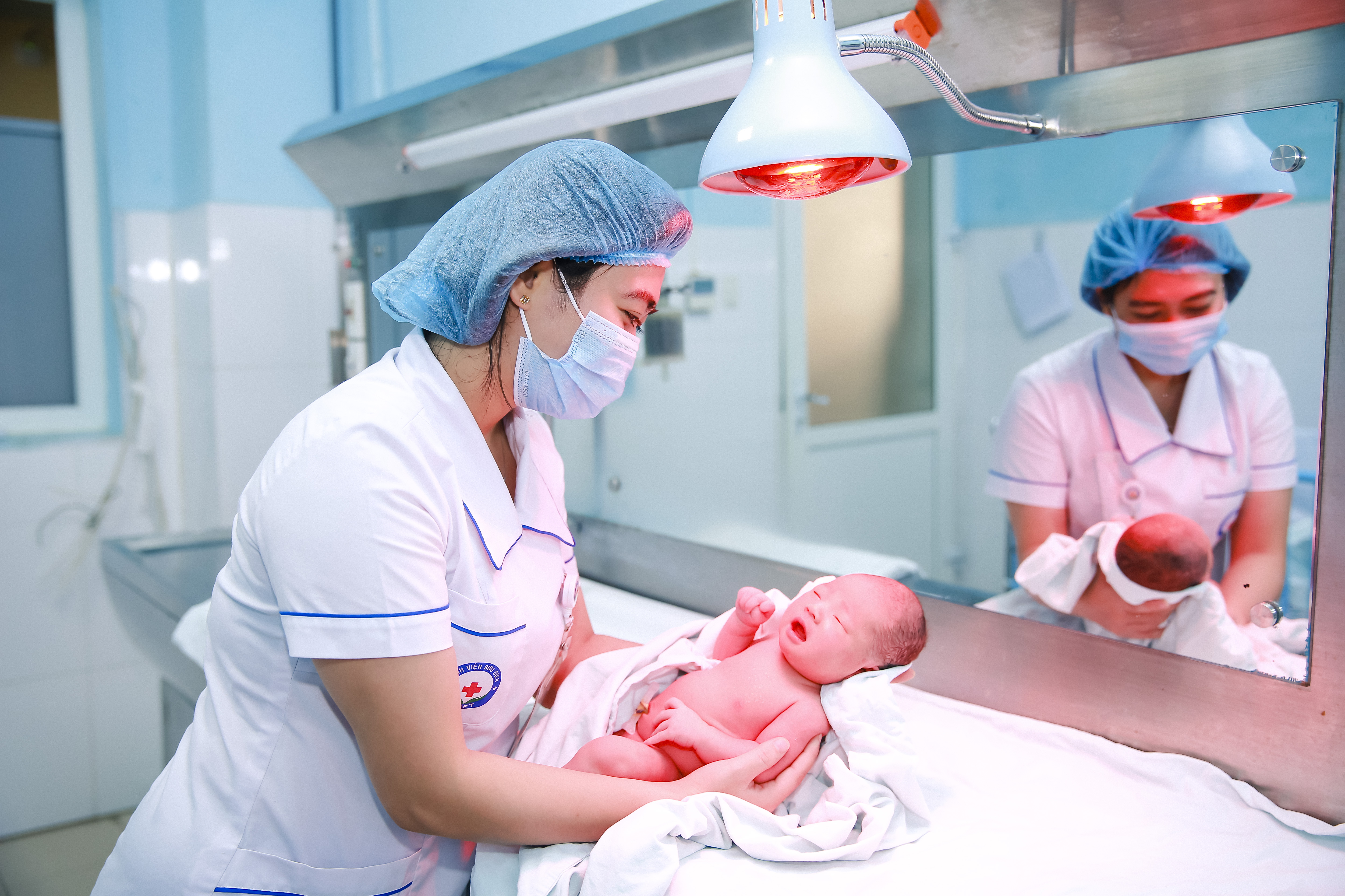 Trung bình mỗi năm, Bệnh viện Bưu điện thực hiện gần 10.000 chu kỳ thụ tinh trong ống nghiệm, đón khoảng 12.000 em bé chào đời an toàn, thực hiện thành công hơn 10.000 ca phẫu thuật (trong đó có đến hơn 50% số ca phẫu thuật loại I và loại đặc biệt). 