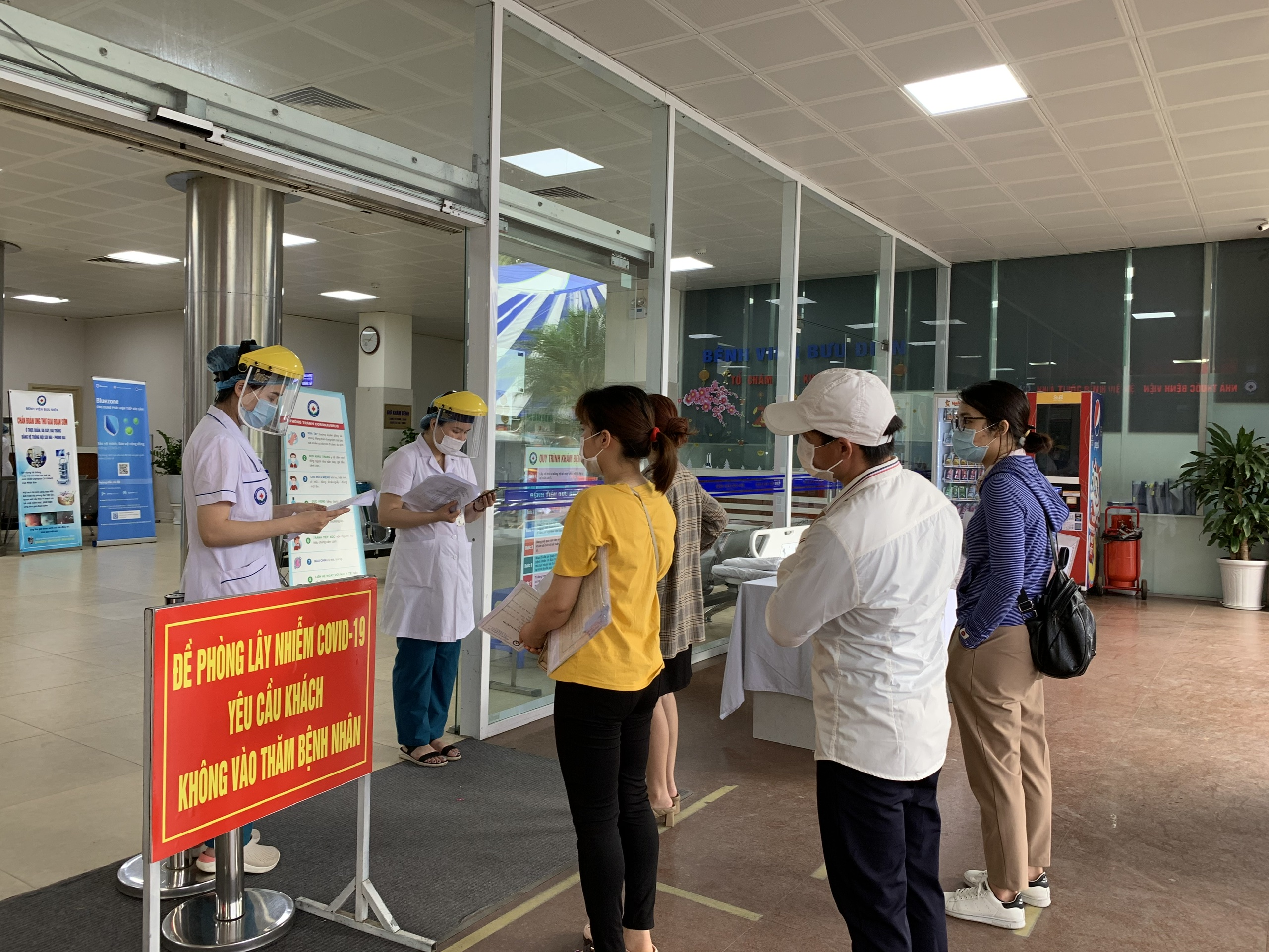 Thực hiện nghiêm quy trình phòng, chống dịch Covid-19 trong đón tiếp, khám, điều trị và chăm sóc người bệnh tại Bệnh viện Bưu điện.