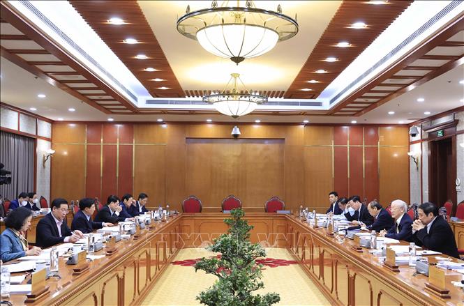 Tổng Bí thư Nguyễn Phú Trọng chủ trì họp Bộ Chính trị.