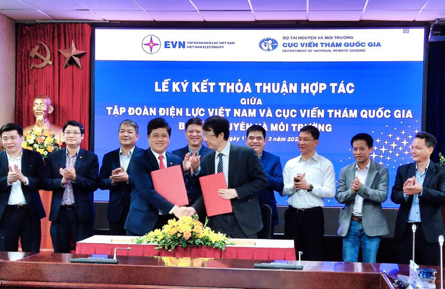 Đại diện lãnh đạo EVN và Cục Viễn thám quốc gia ký thỏa thuận hợp tác.