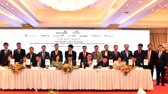 Đại diện lãnh đạo 8 ngân hàng và Tập đoàn Hoà Phát tại Lễ ký kết Hợp đồng cấp tín dụng Dự án Khu liên hợp sản xuất gang thép Hòa Phát Dung Quất 2
