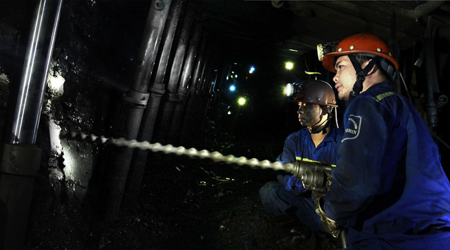 TKV sẽ tiếp tục động viên khuyến khích người lao động làm thêm giờ, tăng năng suất lao động; đẩy mạnh sản xuất than trong nước.