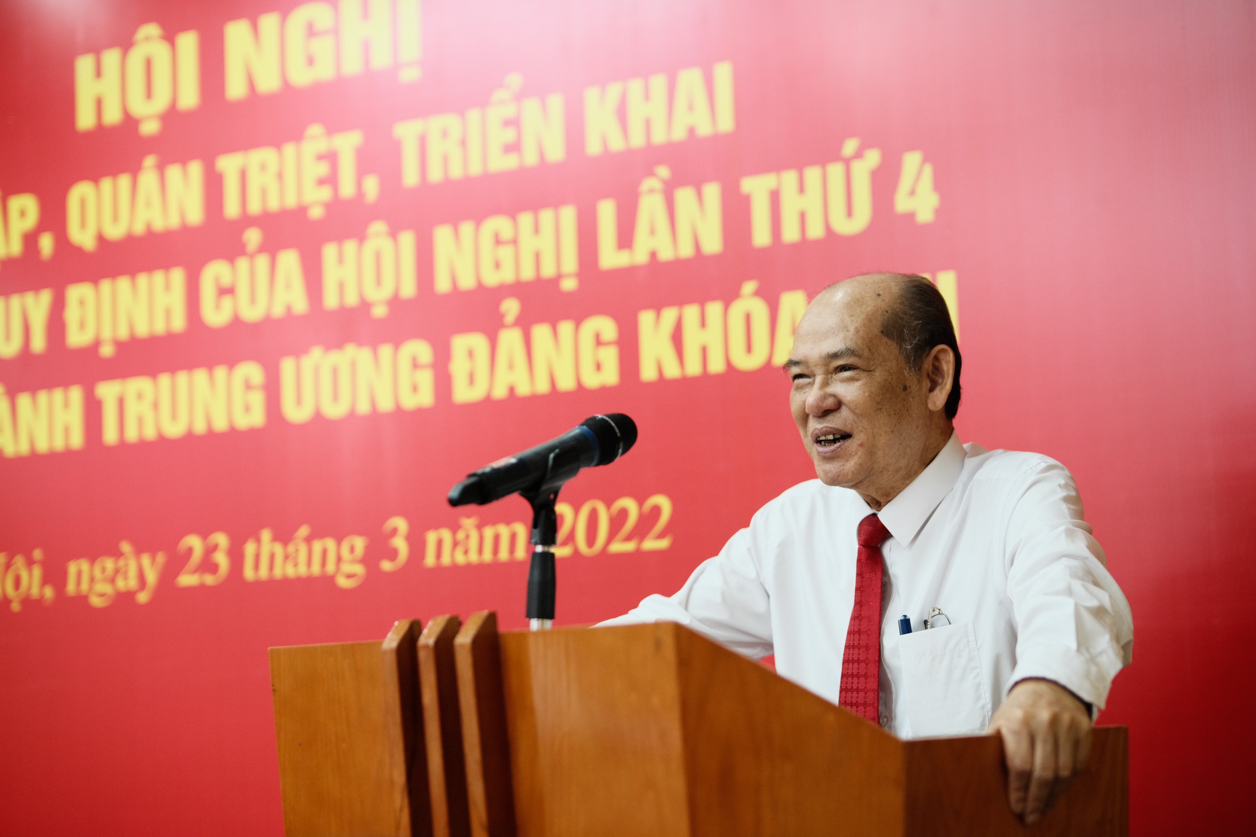 đồng chí Nguyễn Đức Hà, Giảng viên cao cấp Học viện Chính trị Quốc gia Hồ Chí Minh, nguyên Vụ trưởng Vụ Cơ sở Đảng, Ban Tổ chức Trung ương đã trình bày những nội dung chính và một số điểm mới của Kết luận số 21-KL/TW và Quy định số 37-QĐ/TW.