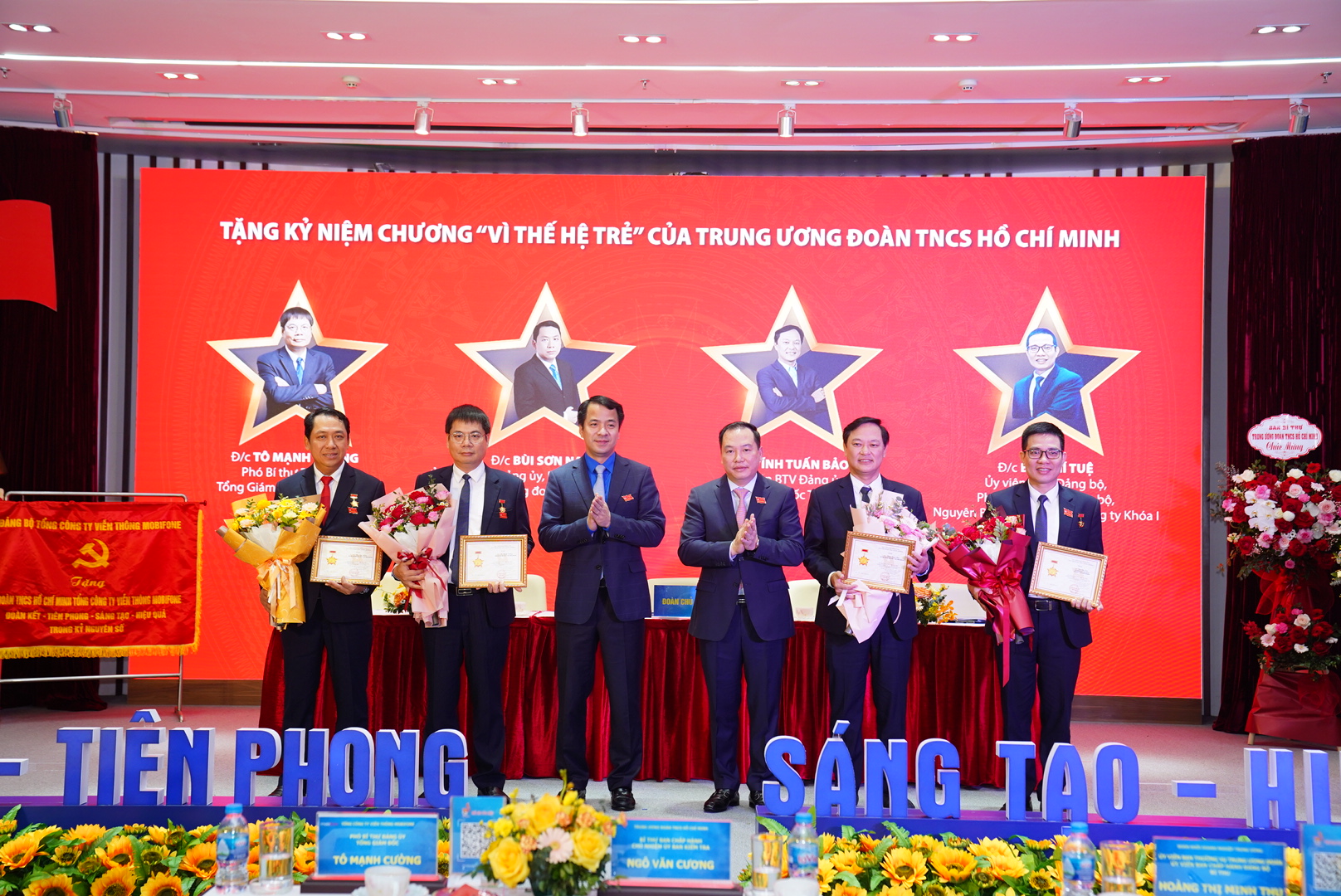 Đồng chí Hồ Xuân Trường, Phó Bí thư Đảng uỷ Khối Doanh nghiệp Trung ương và đồng chí Ngô Văn Cương, Bí thư Trung ương Đoàn TNCS Hồ Chí Minh trao tặng Kỷ niệm chương 