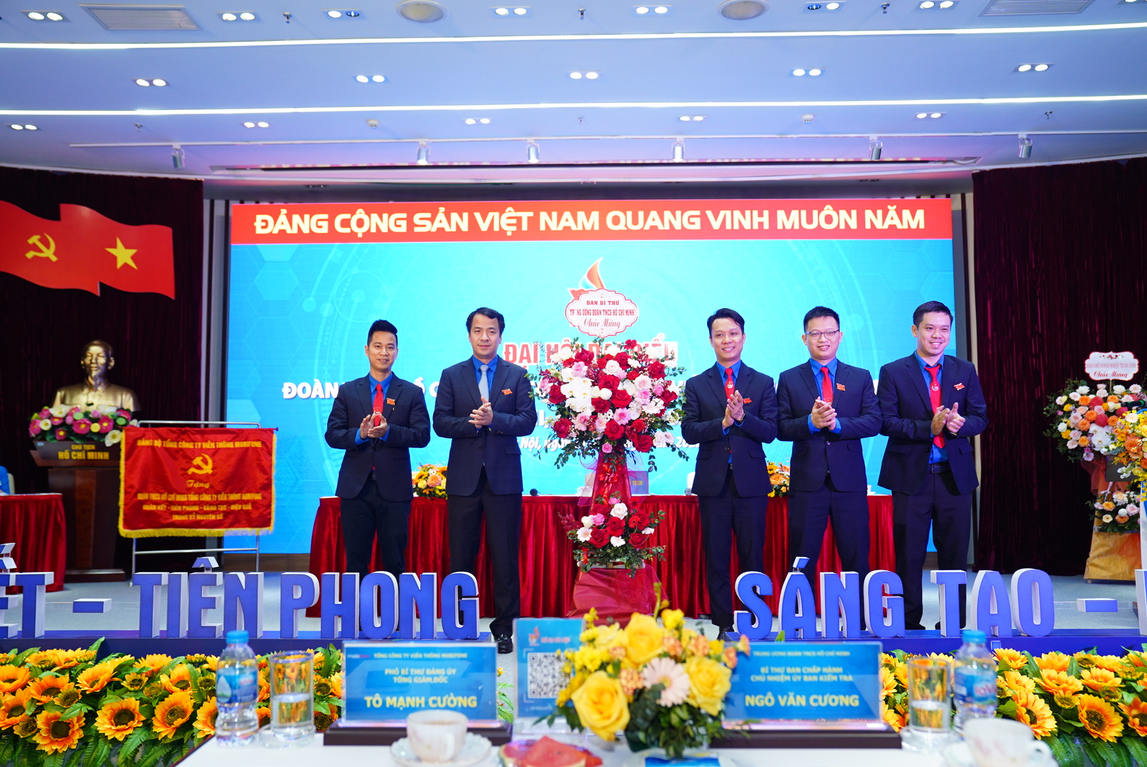 Đồng chí Ngô Văn Cương, Bí thư Trung ương Đoàn tặng hoa chúc mừng Đại hội.