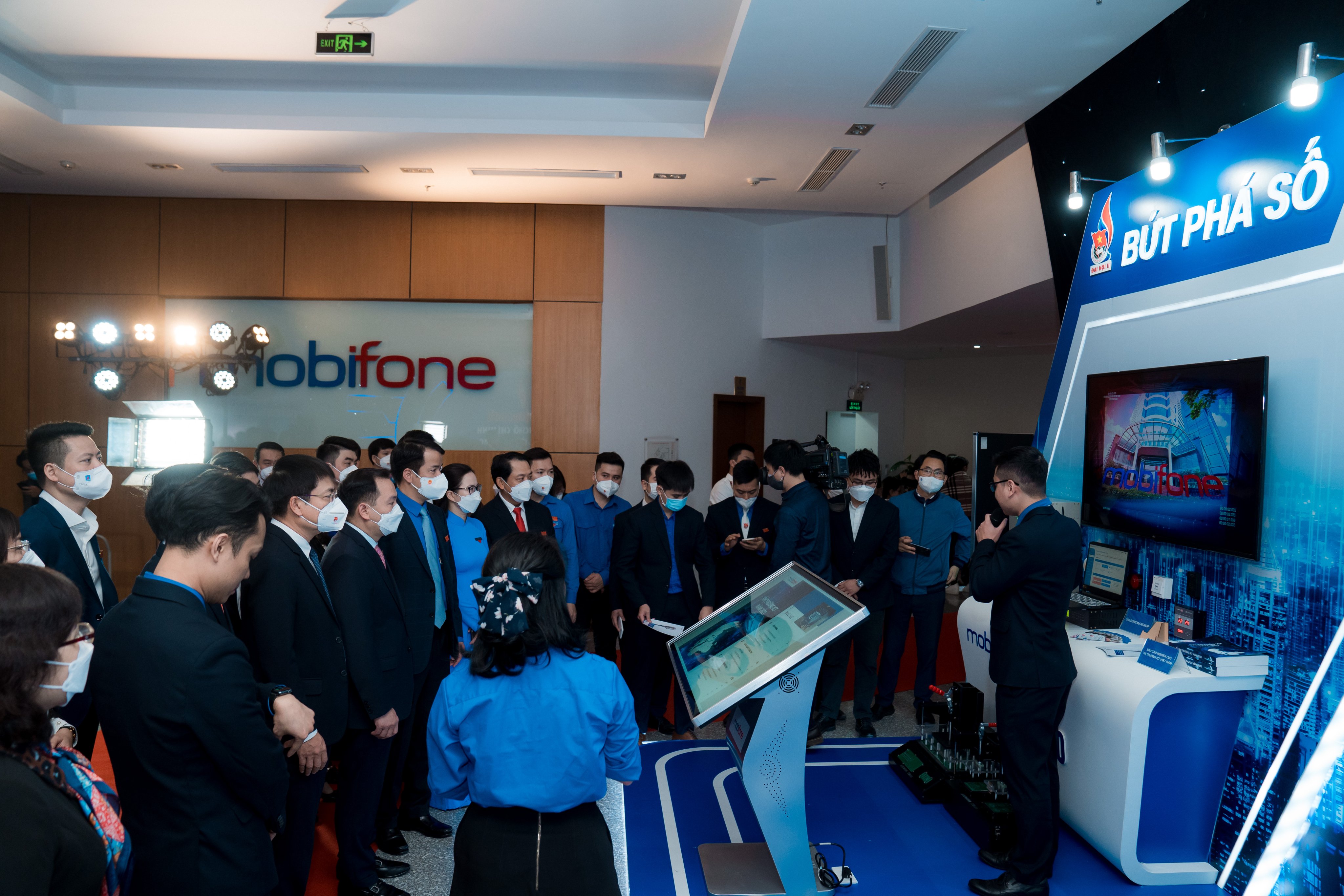 Các đại biểu và khách mời tham quan gian hàng.