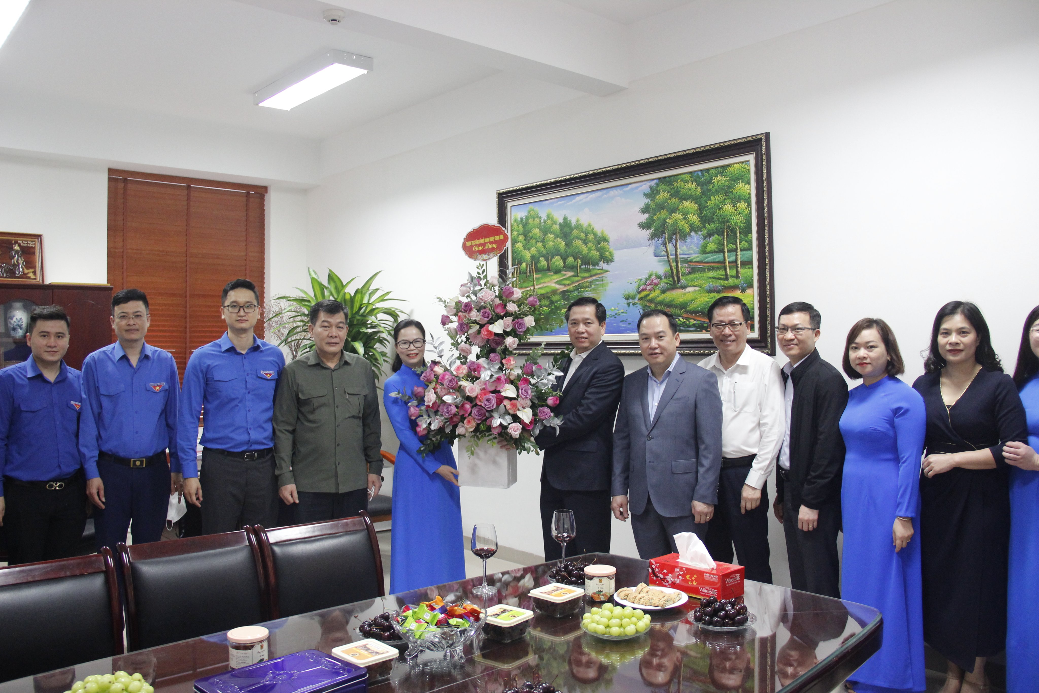 Tập thể Thường trực và lãnh đạo các ban Đảng uỷ Khối tặng hoa chúc mừng Đoàn Thanh niên Khối.