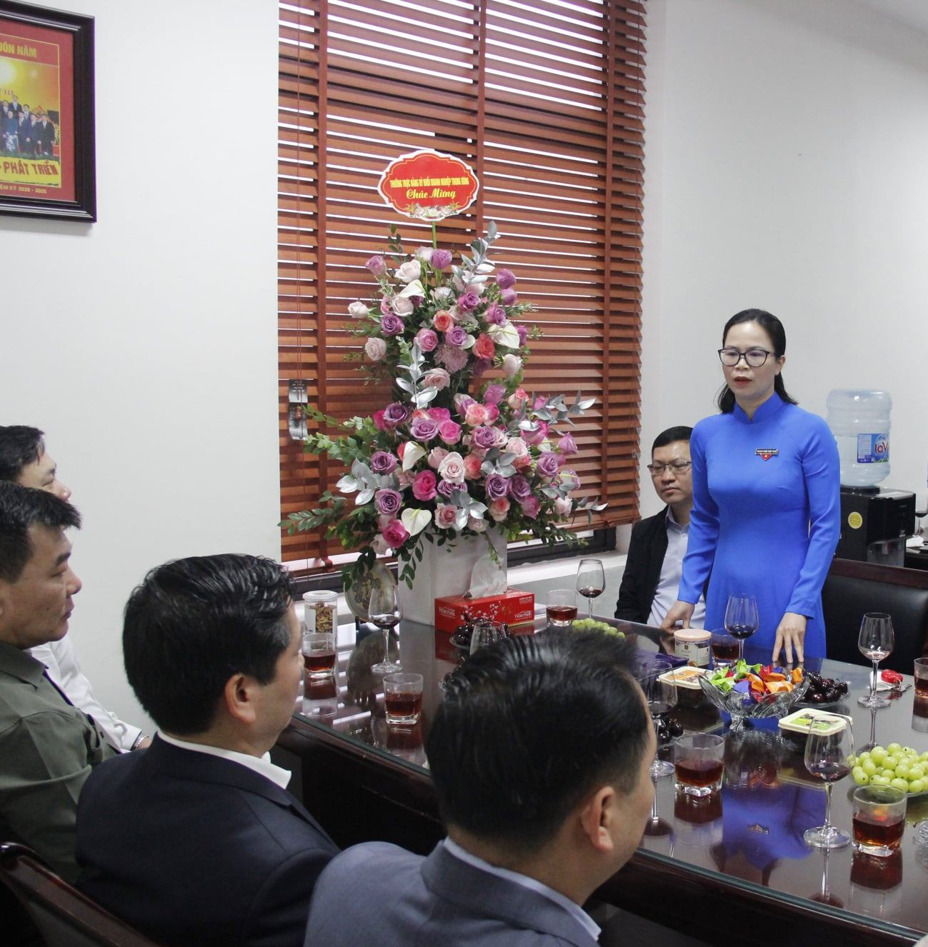 Đồng chí Hoàng Thị Minh Thu, Uỷ viên BTV Trung ương Đoàn, Uỷ viên BCH Đảng bộ Khối, Bí thư Đoàn Khối Doanh nghiệp Trung ương phát biểu cảm ơn.