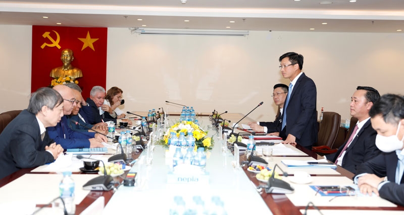 Tổng giám đốc HUD Đỗ Hoài Đông báo cáo với Bộ trưởng Bộ Xây dựng Cuba về quá trình xây dựng và phát triển của Tổng công ty HUD.