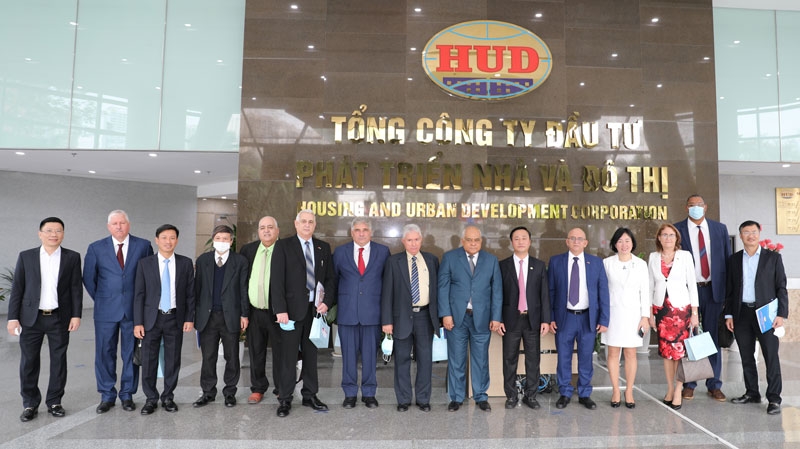 Bộ trưởng Bộ Xây dựng Cuba và đoàn công tác chụp ảnh lưu niệm với lãnh đạo Tổng công ty HUD.