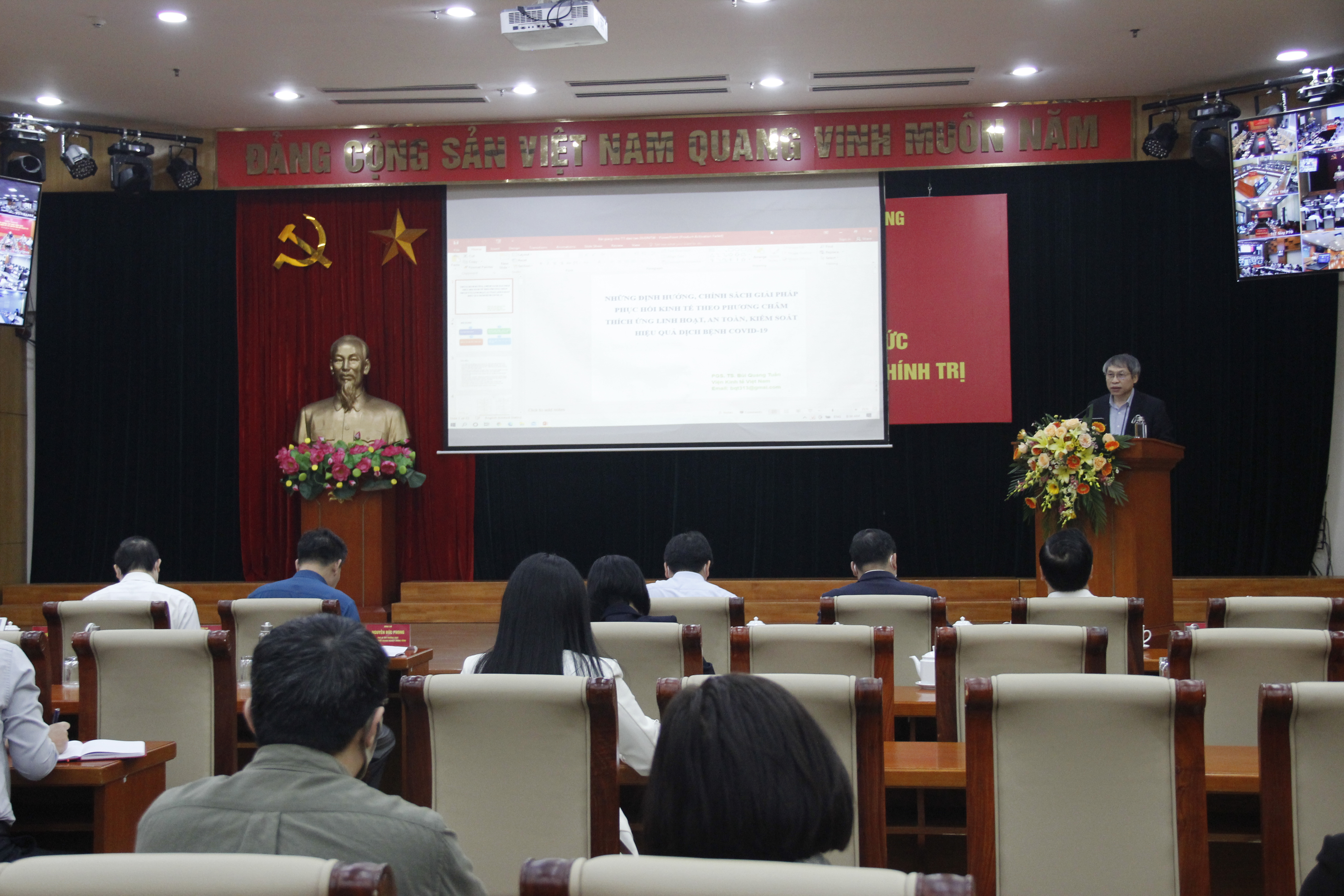 PGS,TS Bùi Quang Tuấn, Viện trưởng Viện kinh tế, Viện Hàn lâm Khoa học xã hội Việt Nam truyền đạt chuyên đề .