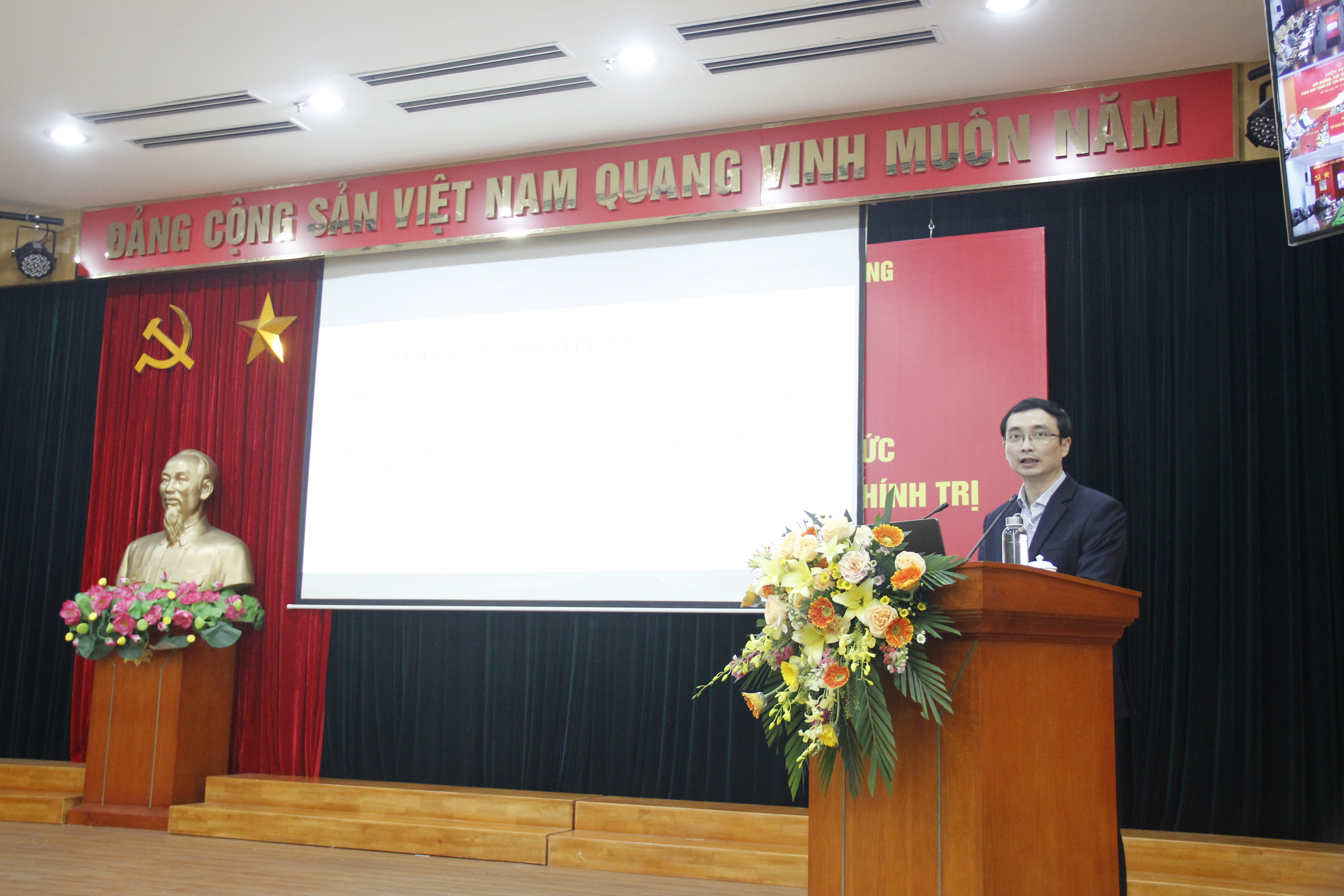 TS Nguyễn Bình Giang, Phó Tổng biên tập Tạp chí Nghiên cứu kinh tế, Viện Hàn lâm Khoa học xã hội Việt Nam truyền đạt chuyên đề 