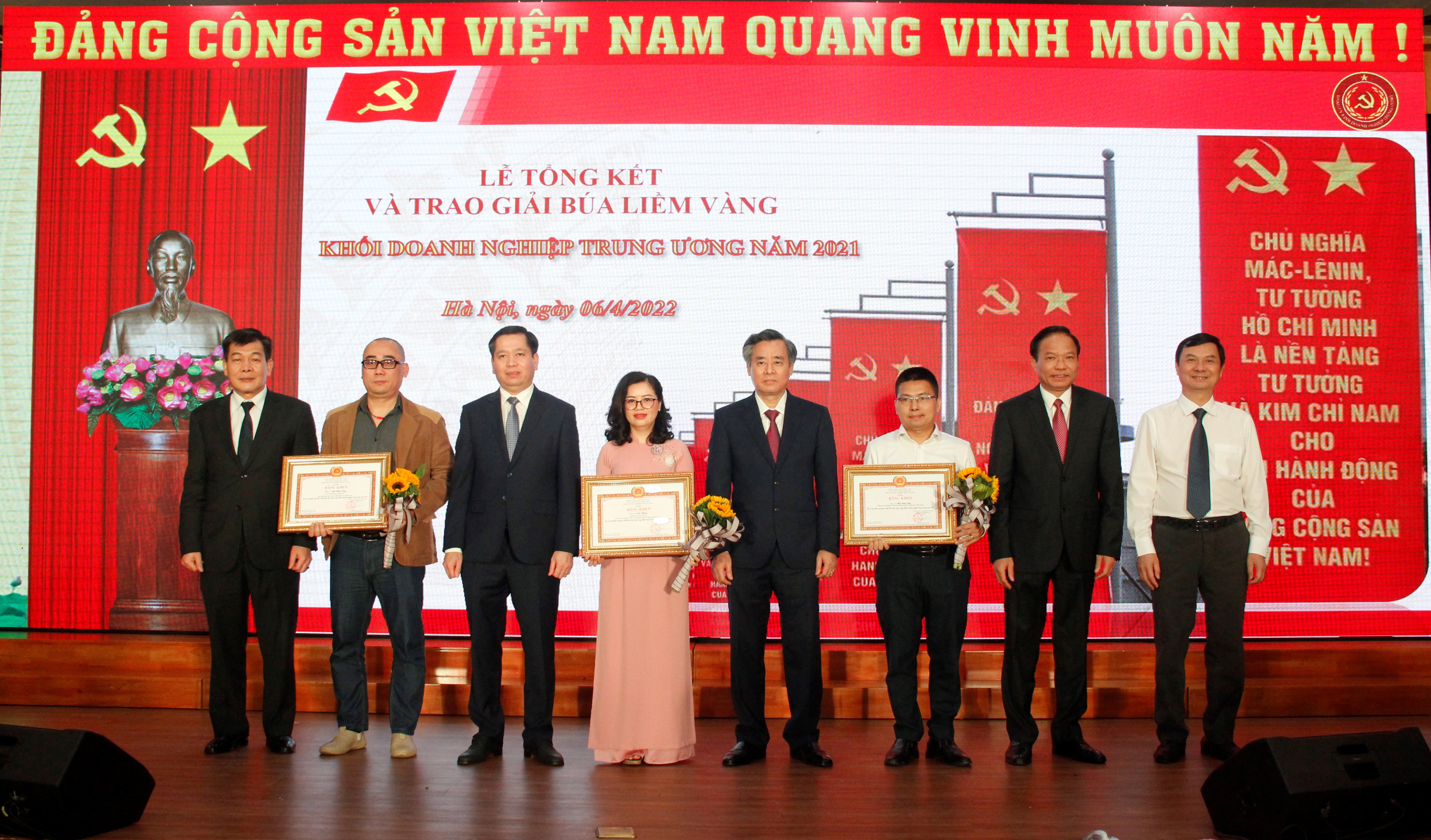 Đồng chí Nguyễn Quang Dương, Ủy viên BCH Trung ương Đảng, Phó trưởng Ban Tổ chức Trung ương; đồng chí Nguyễn Long Hải, Ủy viên dự khuyết BCH Trung ương Đảng, Bí thư Đảng ủy Khối; đồng chí Lê Văn Châu, Phó Bí thư Đảng ủy Khối, Trưởng Ban Tổ chức Giải Búa liềm vàng Khối Doanh nghiệp Trung ương năm 2021; Nhà báo Ngô Minh Tuấn, Tổng biên tập Tạp chí Xây dựng Đảng, Trưởng Ban Giám khảo Giải Búa liềm vàng Khối DNTW năm 2021.