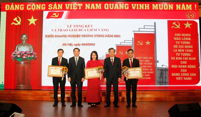 Đồng chí Nguyễn Quang Dương, Ủy viên BCH Trung ương Đảng, Phó trưởng Ban Tổ chức Trung ương; đồng chí Nguyễn Long Hải, Ủy viên dự khuyết BCH Trung ương Đảng, Bí thư Đảng ủy Khối trao bằng khen, tặng hoa chúc mừng các tác giả đạt giải Nhì.