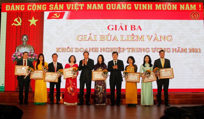 đồng chí Nguyễn Đức Phong, Phó Bí thư Thường trực Đảng ủy Khối; đồng chí Lê Văn Châu, Phó Bí thư Đảng ủy Khối, Trưởng Ban Tổ chức Giải Búa liềm vàng Khối Doanh nghiệp Trung ương năm 2021  trao bằng khen, tặng hoa chúc mừng các tác giả, nhóm tác giả có tác phẩm đạt giải Ba.