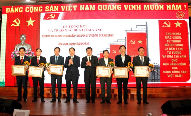 đồng chí Nguyễn Long Hải, Ủy viên dự khuyết BCH Trung ương Đảng, Bí thư Đảng ủy Khối; đồng chí Nguyễn Đức Phong, Phó Bí thư Thường trực Đảng ủy Khối trao bằng khen cho các tập thể có thành tích xuất sắc tiêu biểu và xuất sắc trong triển khai Giải Búa liềm vàng Khối DNTW năm 2021.