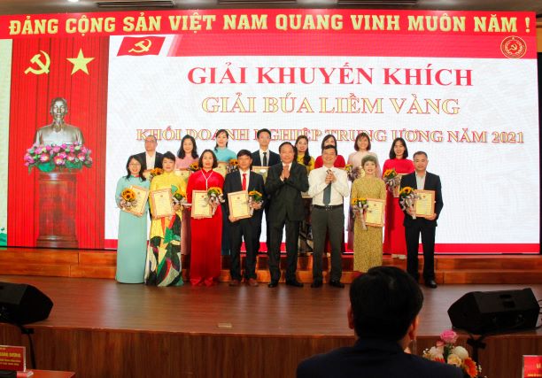 Đồng chí Lê Văn Châu, Phó Bí thư Đảng ủy Khối, Trưởng Ban Tổ chức Giải Búa liềm vàng Khối Doanh nghiệp Trung ương năm 2021 và nhà báo Ngô Minh Tuấn, Tổng biên tập Tạp chí Xây dựng Đảng, Trưởng Ban Giám khảo Giải Búa liềm vàng Khối DNTW năm 2021 trao giấy chứng nhận cho các tác giả đạt giải Khuyến khích.