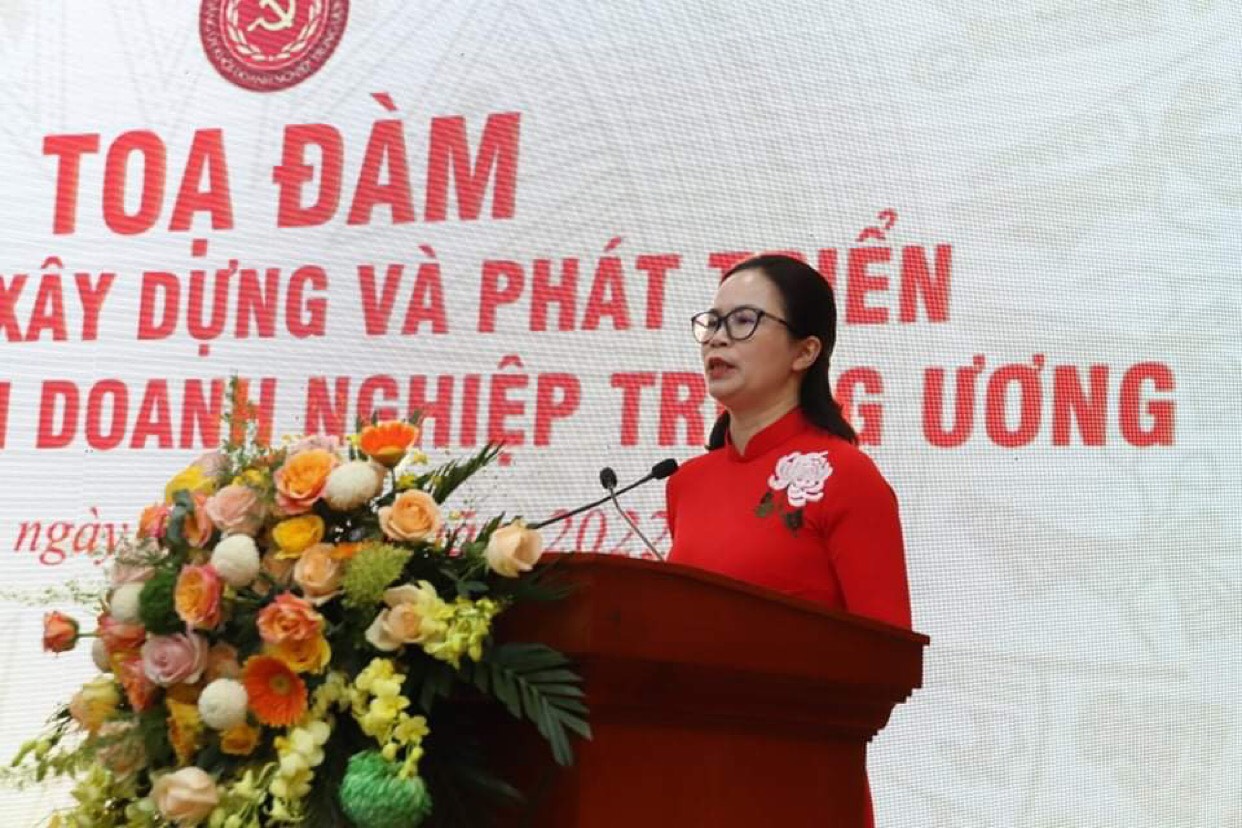 Đồng chí Hoàng Thị MInh Thu, Uỷ viên Ban Thường vụ Trung ương Đoàn, Uỷ viên BCH Đảng bộ Khối, Bí thư Đoàn Khối Doanh nghiệp Trung ương phát biểu tham luận tại Toạ đàm.