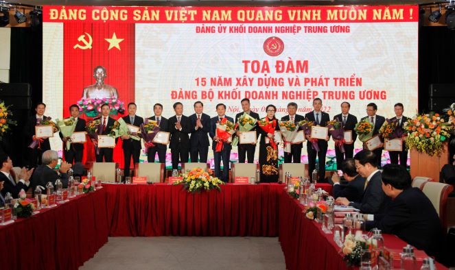 Đồng chí Trần Tuấn Anh, Ủy viên Bộ Chính trị, Trưởng Ban Kinh tế TW; đồng chí Nguyễn Long Hải, Ủy viên dự khuyết BCH Trung ương Đảng, Bí thư Đảng ủy Khối Doanh nghiệp Trung ương trao tặng Kỷ niệm chương 