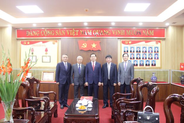 Các đồng chí bí thư Đảng ủy Khối Doanh nghiệp Trung ương các thời kỳ chụp ảnh lưu niệm tại phòng truyền thống.