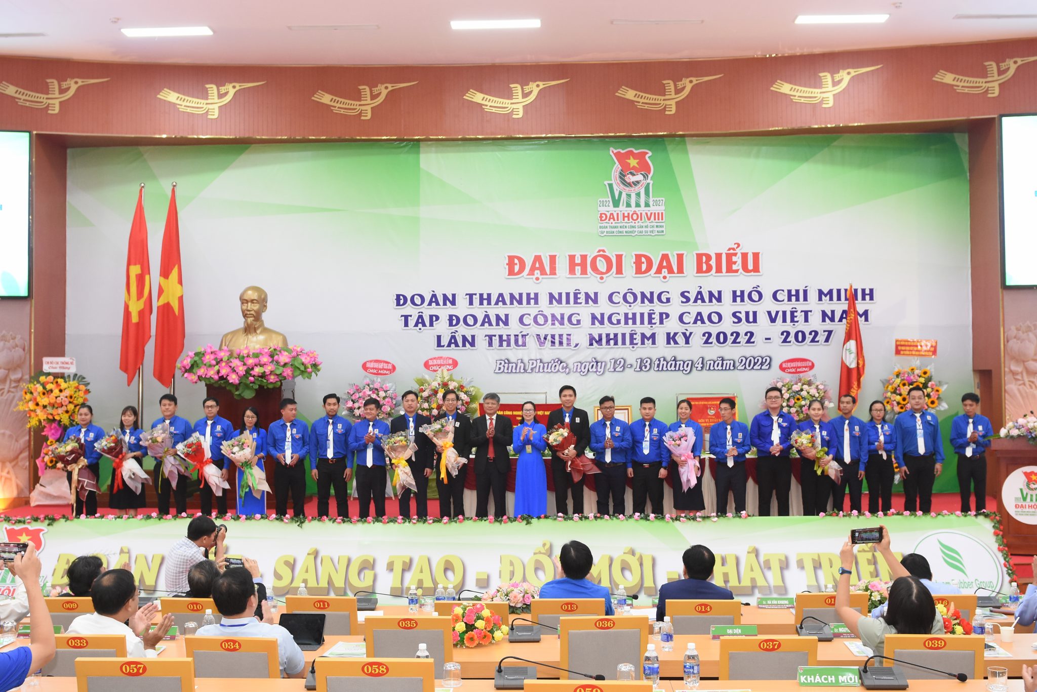 Ban chấp hành Đoàn VRG nhiệm kỳ 2022 – 2027 ra mắt Đại hội. Các đồng chí lãnh đạo đơn vị, lãnh đạo Đoàn chúc mừng Đại hội.