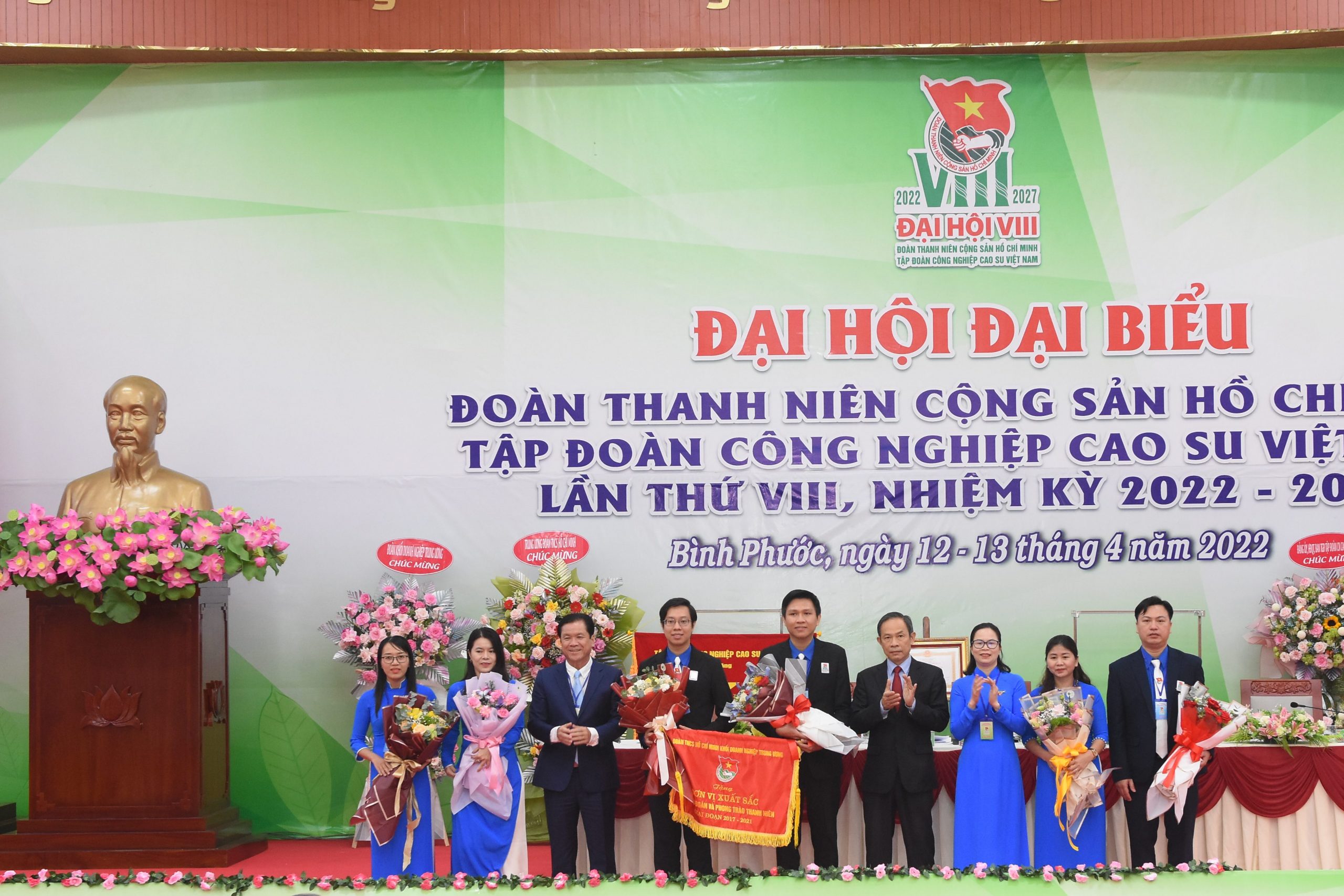 Lãnh đạo Đoàn Khối và VRG trao Cờ thi đua xuất sắc của Đoàn Khối cho Đoàn VRG