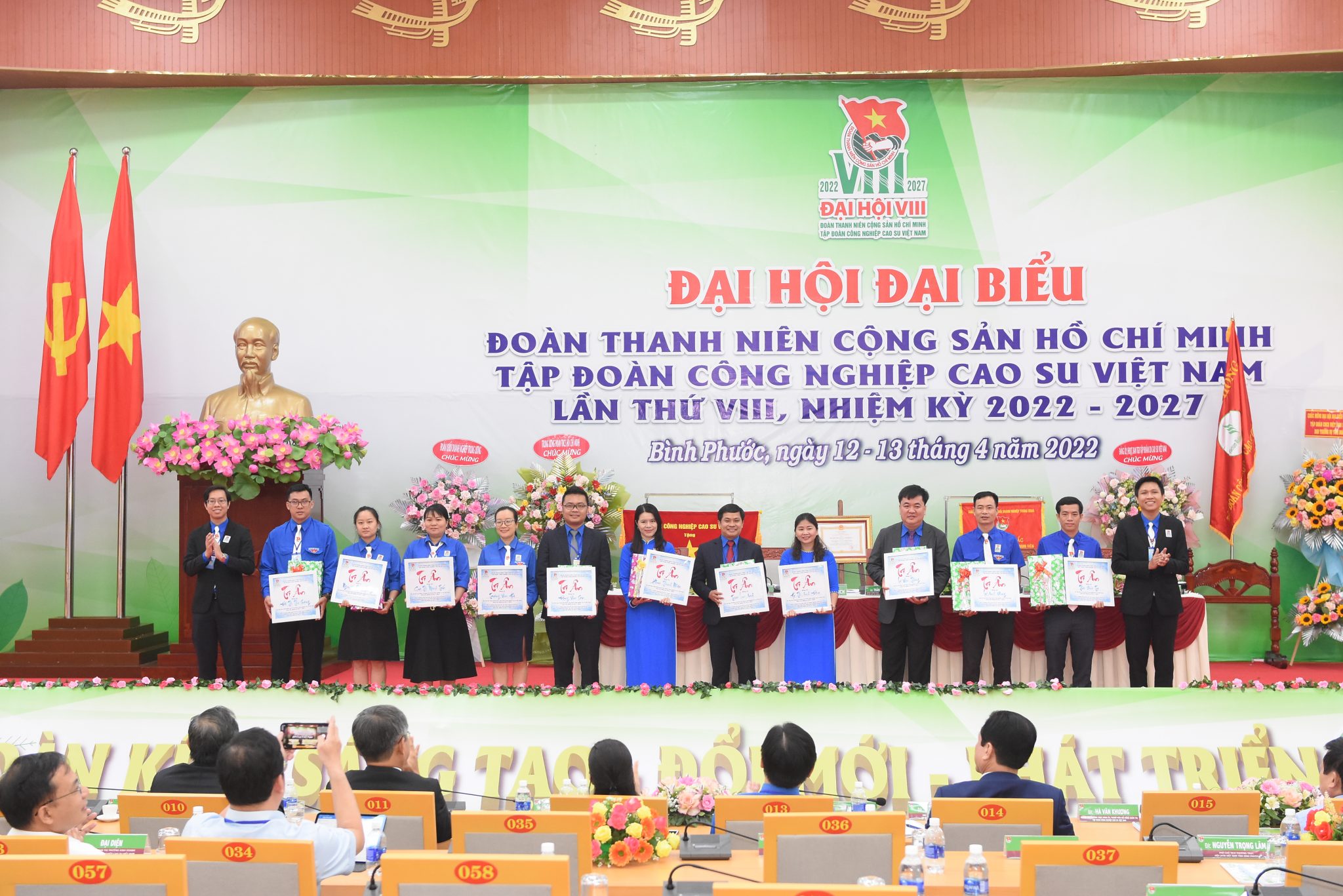 Đoàn VRG trao quà cho các đồng chí không tham gia Ban chấp hành nhiệm kỳ 2022 – 2027