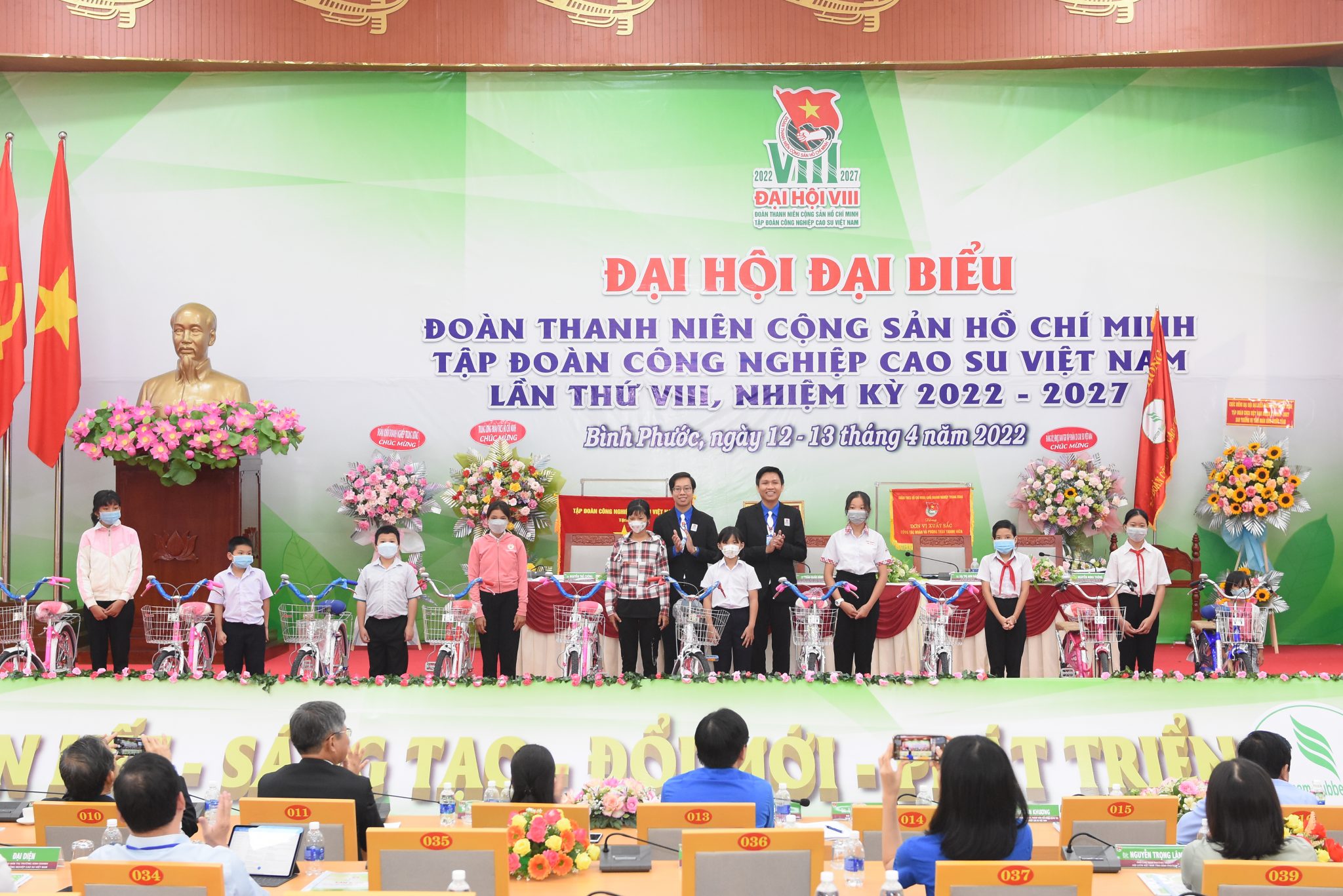 ĐTN VRG trao xe đạp cho các học sinh nghèo vượt khó học giỏi