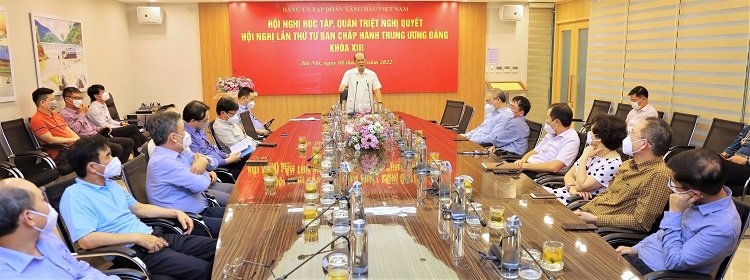Đồng chí Nguyễn Đức Hà – Giảng viên cao cấp Học viện chính trị quốc gia Hồ Chí Minh, nguyên Vụ trưởng vụ cơ sở Đảng, Ban Tổ chức Trung ương làm báo cáo viên Hội nghị.
