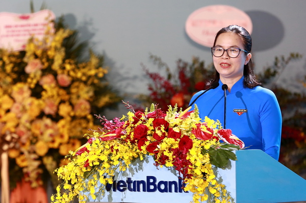 Đồng chí Hoàng Thi Minh Thu, Uỷ viên BTV Trung ương Đoàn, Uỷ viên BCH Đảng bộ Khối, Bí thư Đoàn Khối Doanh nghiệp Trung ương phát biểu chỉ đạo Đại hội