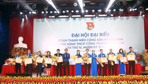 Đồng chí Nguyễn Hải Minh, UVBTV, Trưởng Ban Đoàn kết tập hợp Thanh niên Trung ương Đoàn, Phó Chủ tịch thường trực Hội Liên hiệp Thanh niên Việt Nam và đồng chí Hoàng Thi Minh Thu, Uỷ viên BTV Trung ương Đoàn, Uỷ viên BCH Đảng bộ Khối, Bí thư Đoàn Khối Doanh nghiệp Trung ương tặng hoà và bằng khen cho các cá nhân có thành tich xuất sắc trong công tác Đoàn và phong trào thanh niên.