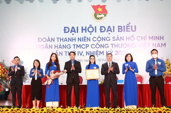 Đồng chí Ngô Văn Cương, Bí thư Trung ương Đoàn, Chủ nhiệm Uỷ ban Kiểm tra và đồng chí Trần Minh Bình, Uỷ viên BCH Đảng bộ Khối, Bí thư Đảng uỷ, Chủ tịch HĐQT Ngân hàng TMCP VietinBank tặng hoa và bằng khen cho tập thể BCH VietinBank