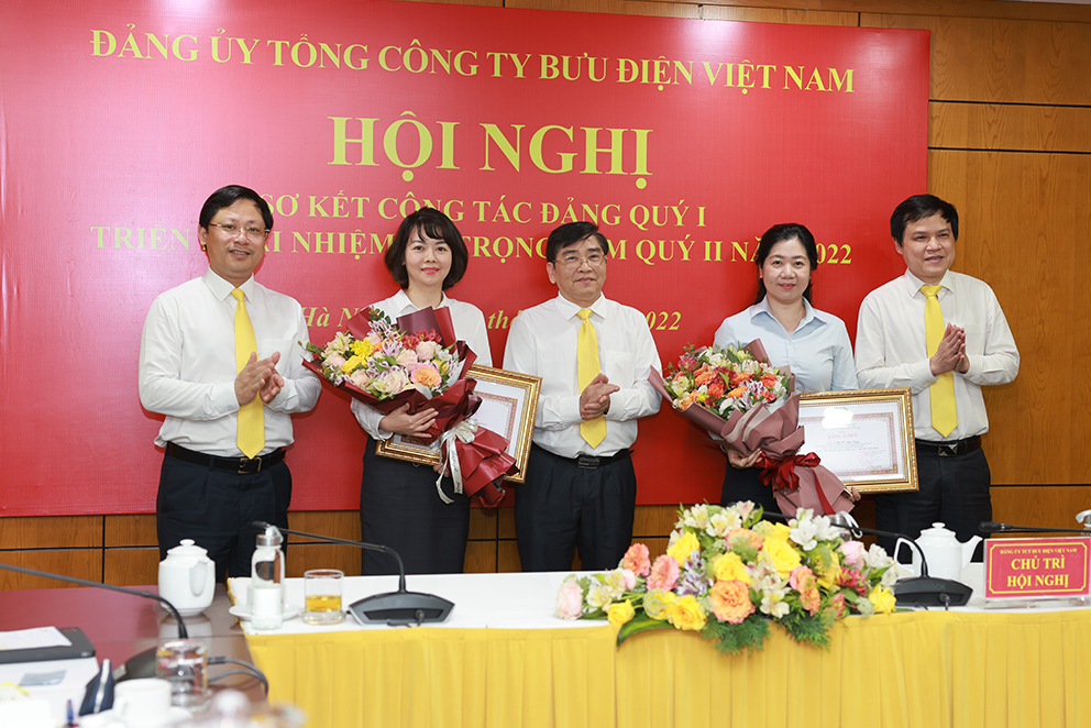 Trao tặng Bằng khen của Đảng ủy Khối cho đảng viên có thành tích xuất sắc giai đoạn 2017-2021.