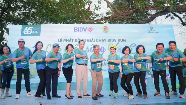 Đại diện Lãnh đạo Ngân hàng Nhà nước và BIDV phát động Giải chạy BIDVRun Cho cuộc sống Xanh 