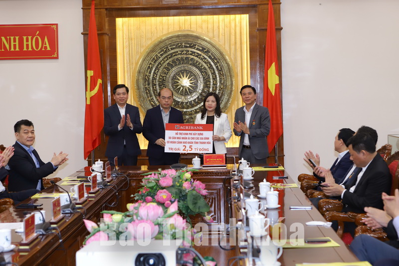 Nhân dịp này, Ngân hàng Nông nghiệp và Phát triển nông thôn Việt Nam đã tặng 50 căn nhà nhân ái cho các gia đình có hoàn cảnh khó khăn ở tỉnh Thanh Hóa với giá trị 2,5 tỷ đồng.