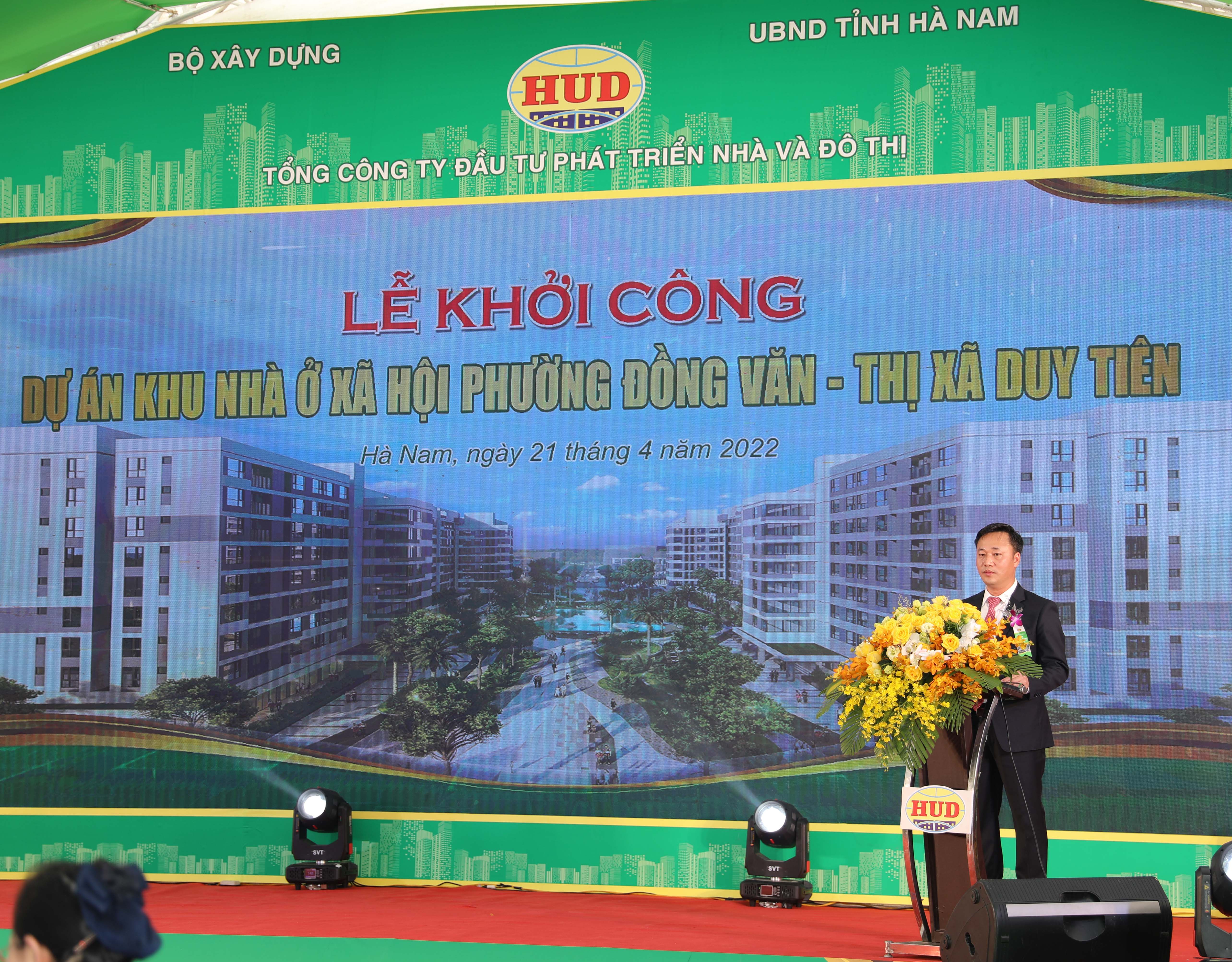 đồng chí Nguyễn Việt Hùng - Ủy viên BCH Đảng bộ Khối Doanh nghiệp Trung ương, Bí thư Đảng ủy, Chủ tịch HĐTV Tổng công ty Đầu tư phát triển và đô thị báo cáo về tiến độ triển khai dự án.