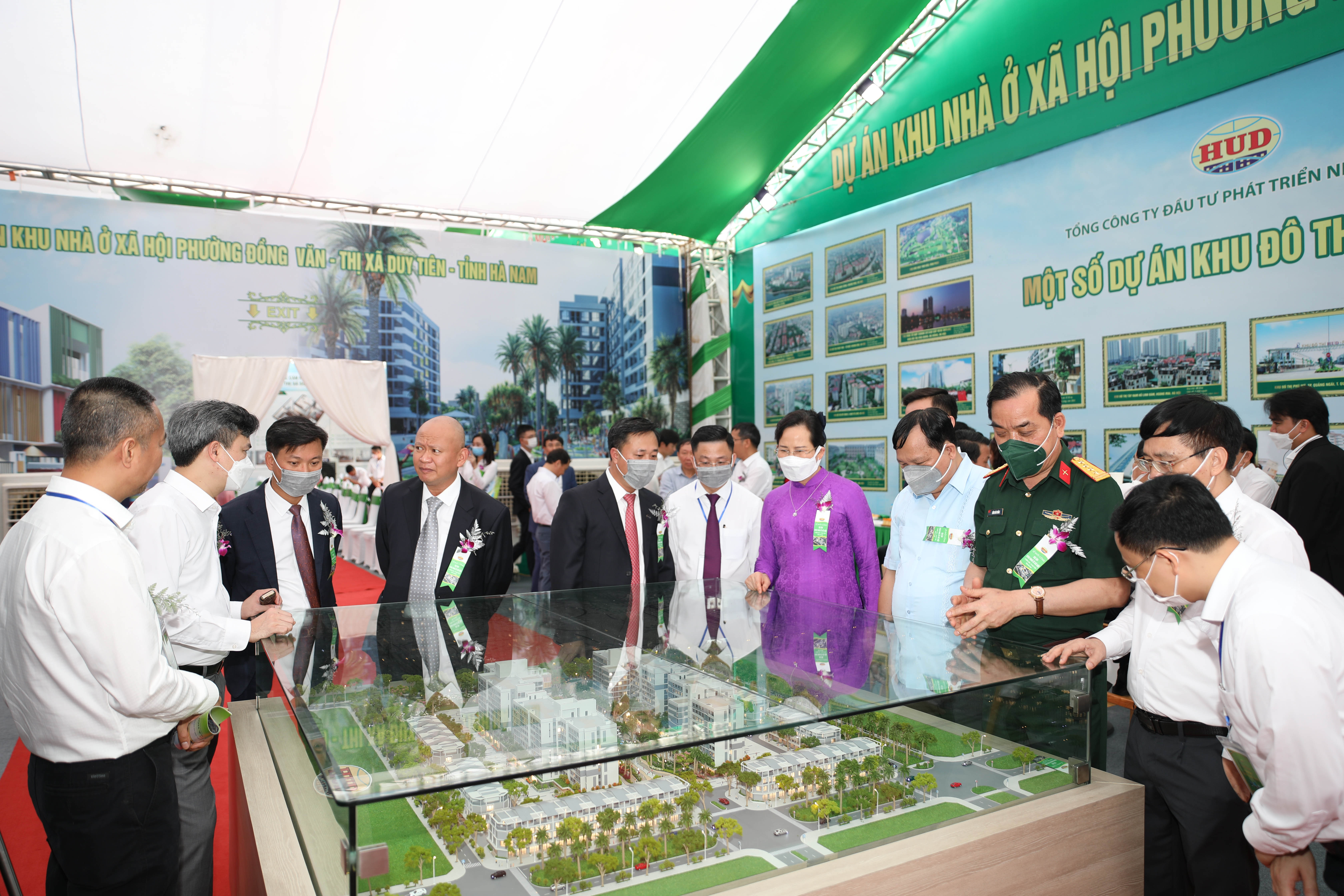 Đồng chí Lê Thị Thủy Bí thư tỉnh ủy Hà Nam nghe lãnh đạo Tổng công ty HUD giới thiệu mô hình Dự án.