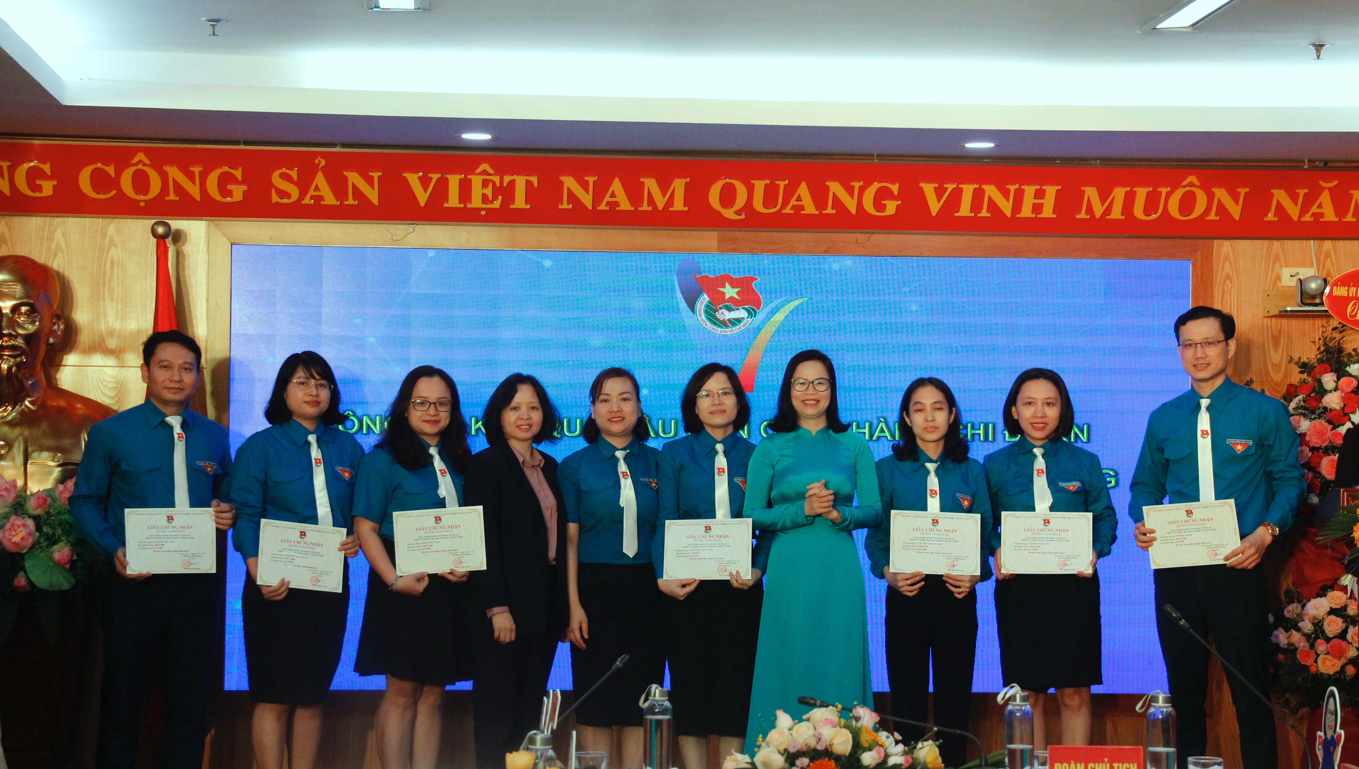 Đồng chí Trần Thị Ngọc Quỳnh, Bí thư Chi Doàn Cơ quan và đồng chí Hoàng Thị Minh Thu, UVBTV Trung ương Đoàn, UVBCH Đảng bộ Khối, Bí thư Đoàn Khối DNTW trao giấy trưởng thành Đoàn cho 07 đồng chí.