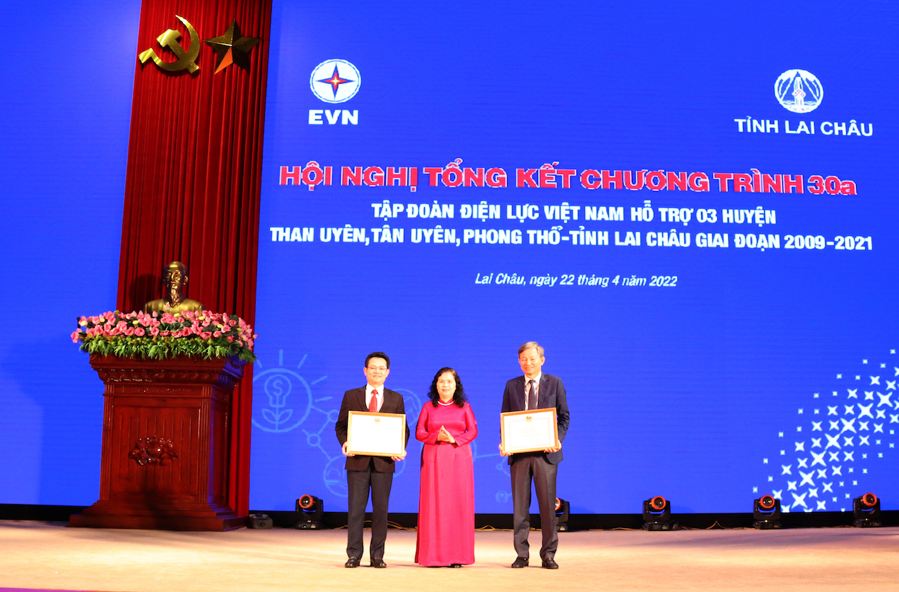 Bí thư Tỉnh uỷ Lai Châu Giàng Páo Mỷ trao bằng khen của Chủ tịch Uỷ ban Quản lý vốn Nhà nước tại doanh nghiệp cho EVN