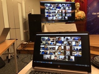 Các thí sinh tại các điểm cầu trực tuyến.