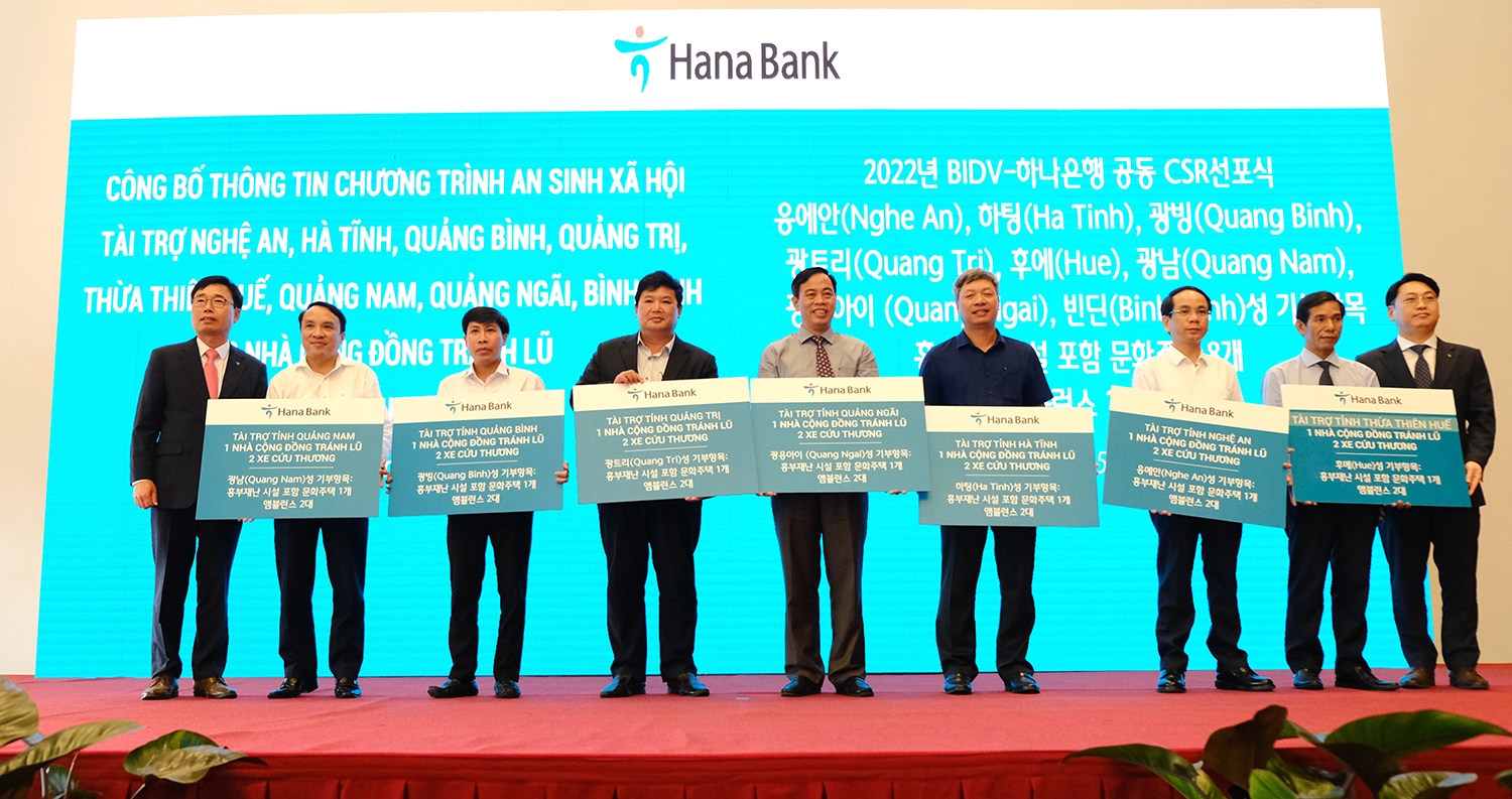 Đại diện Hana Bank trao biển nhà cộng đồng chống lũ và xe cứu thương.
